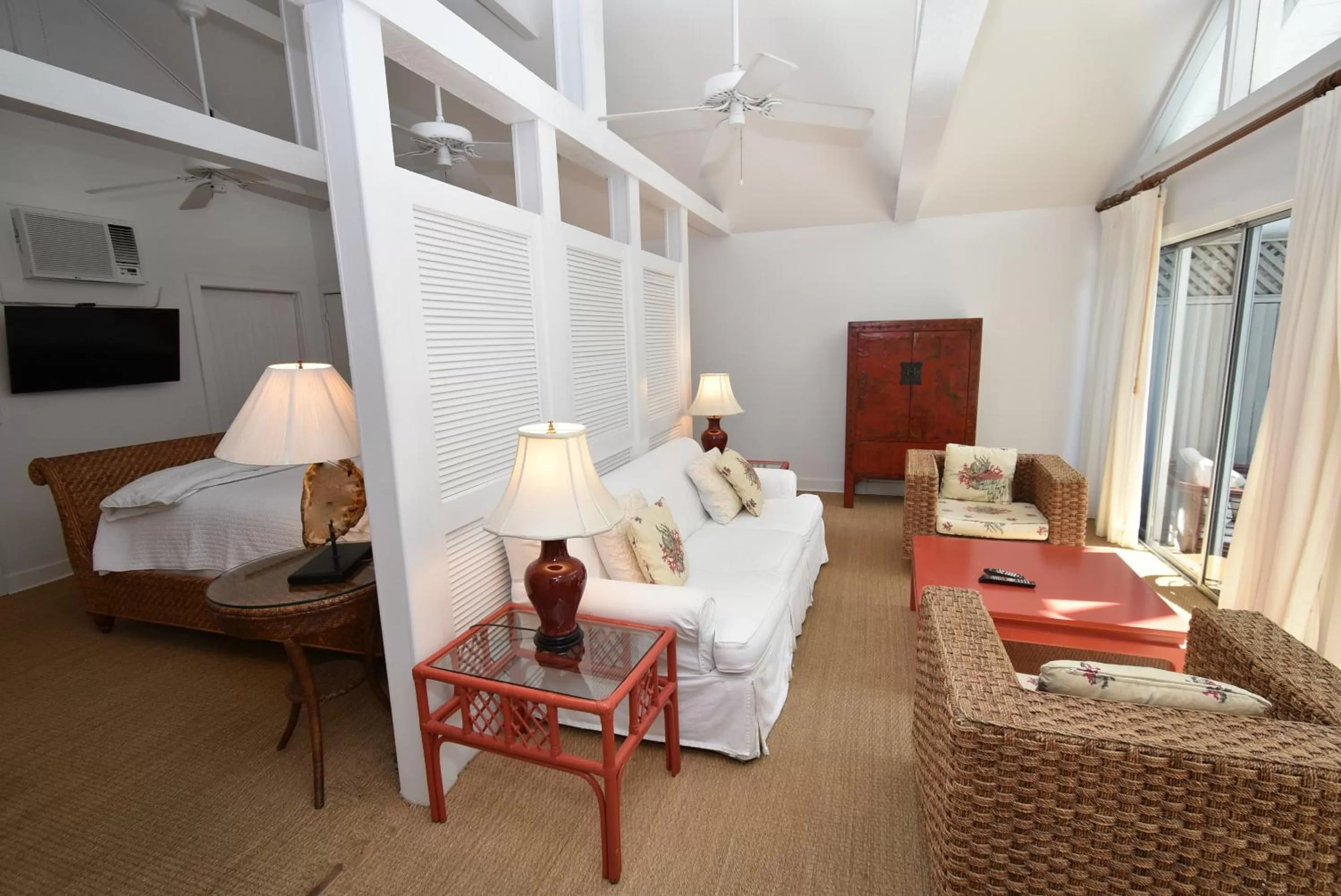 Bed in Simonton Court Historic Inn & Cottages