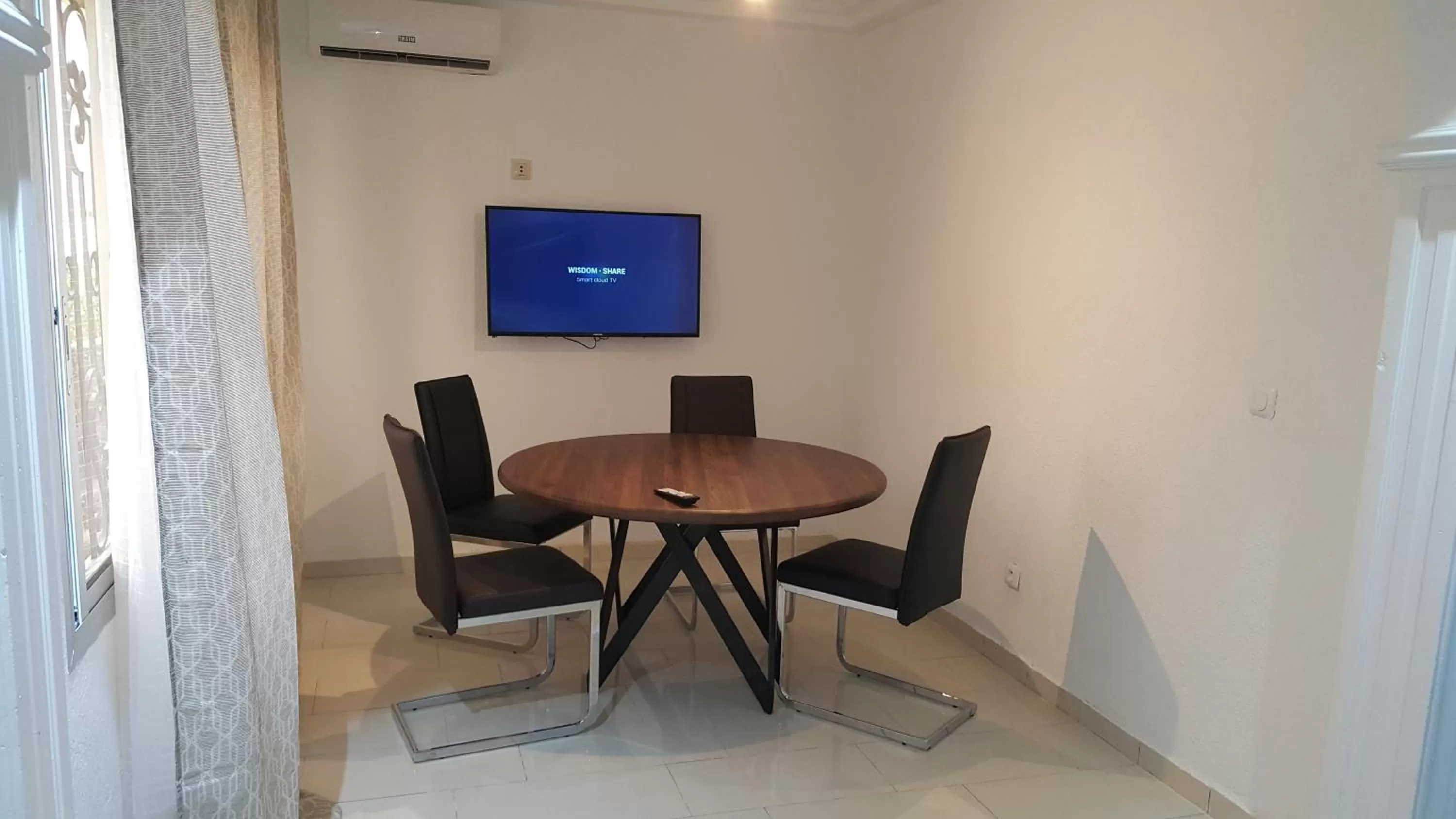 TV/Entertainment Center in La Vallée de Bana