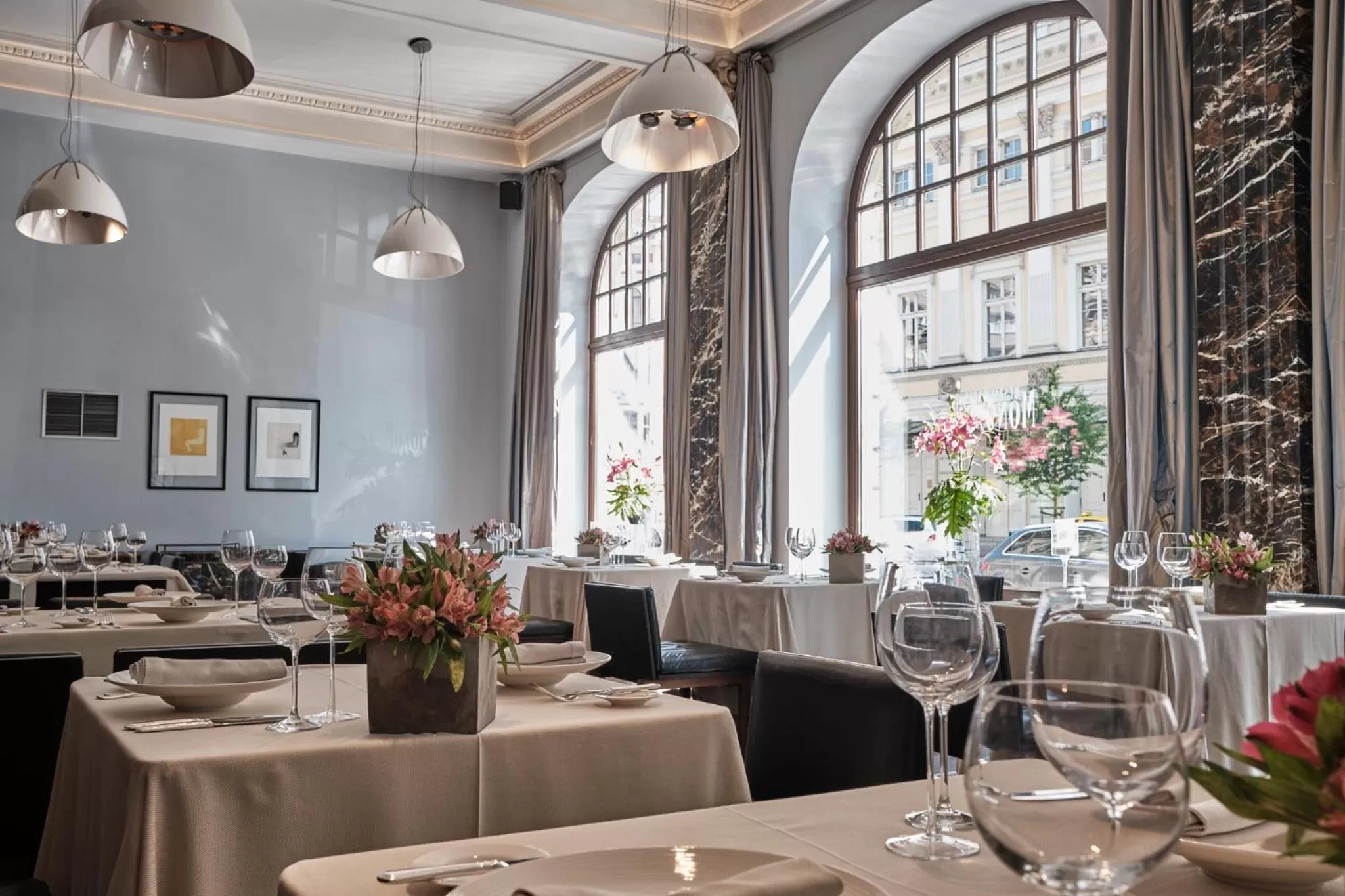 Restaurant/places to eat in Hotel Monopol