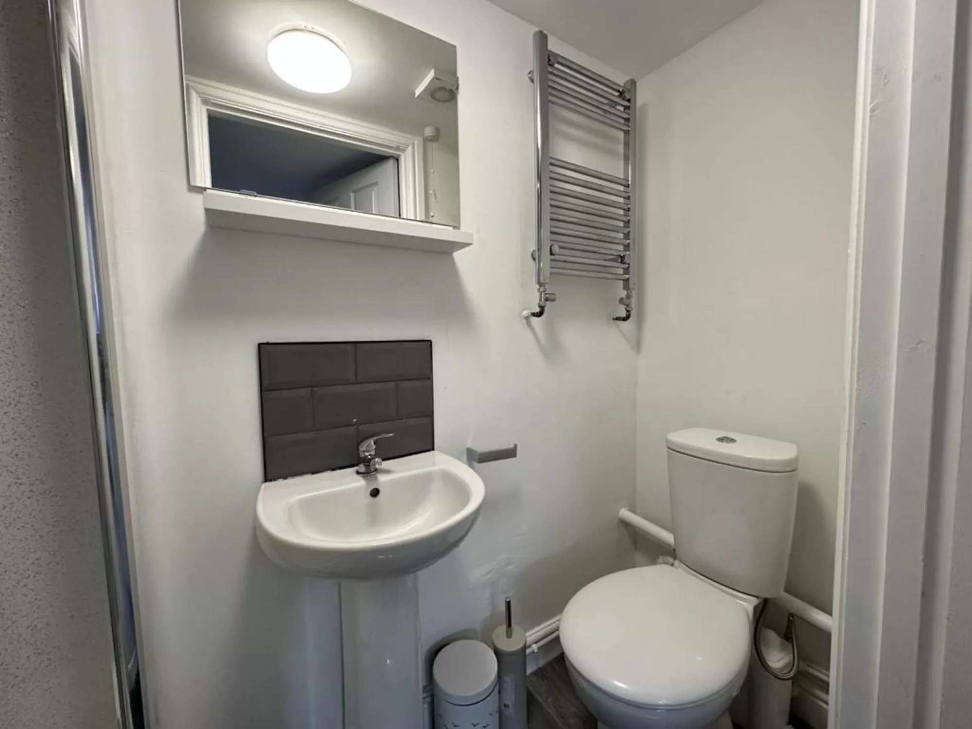 Bathroom in The Fishpond - Premier Nottingham Studios