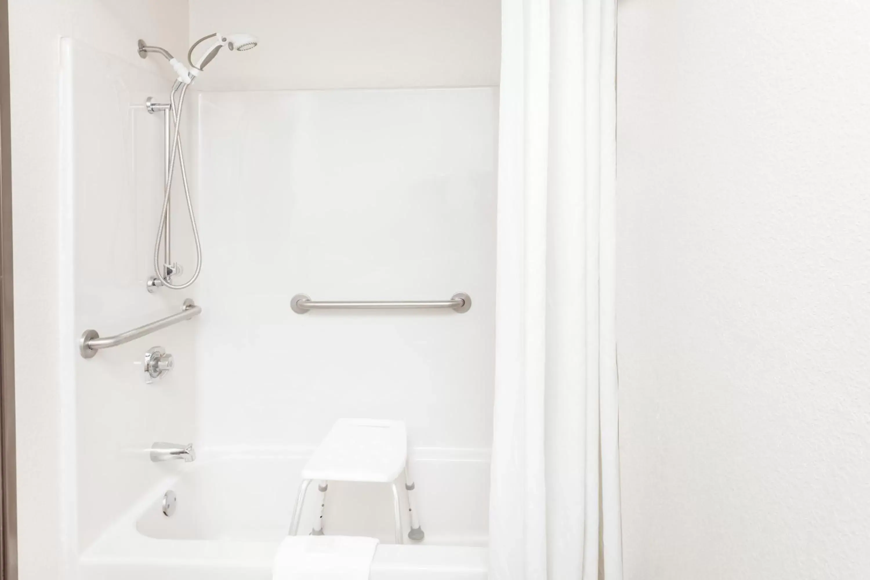 Queen Room - Mobility Access/Non-Smoking in Super 8 by Wyndham Lincoln Queen Room - Mobility Access/Non-Smoking in Super 8 by Wyndham Lincoln