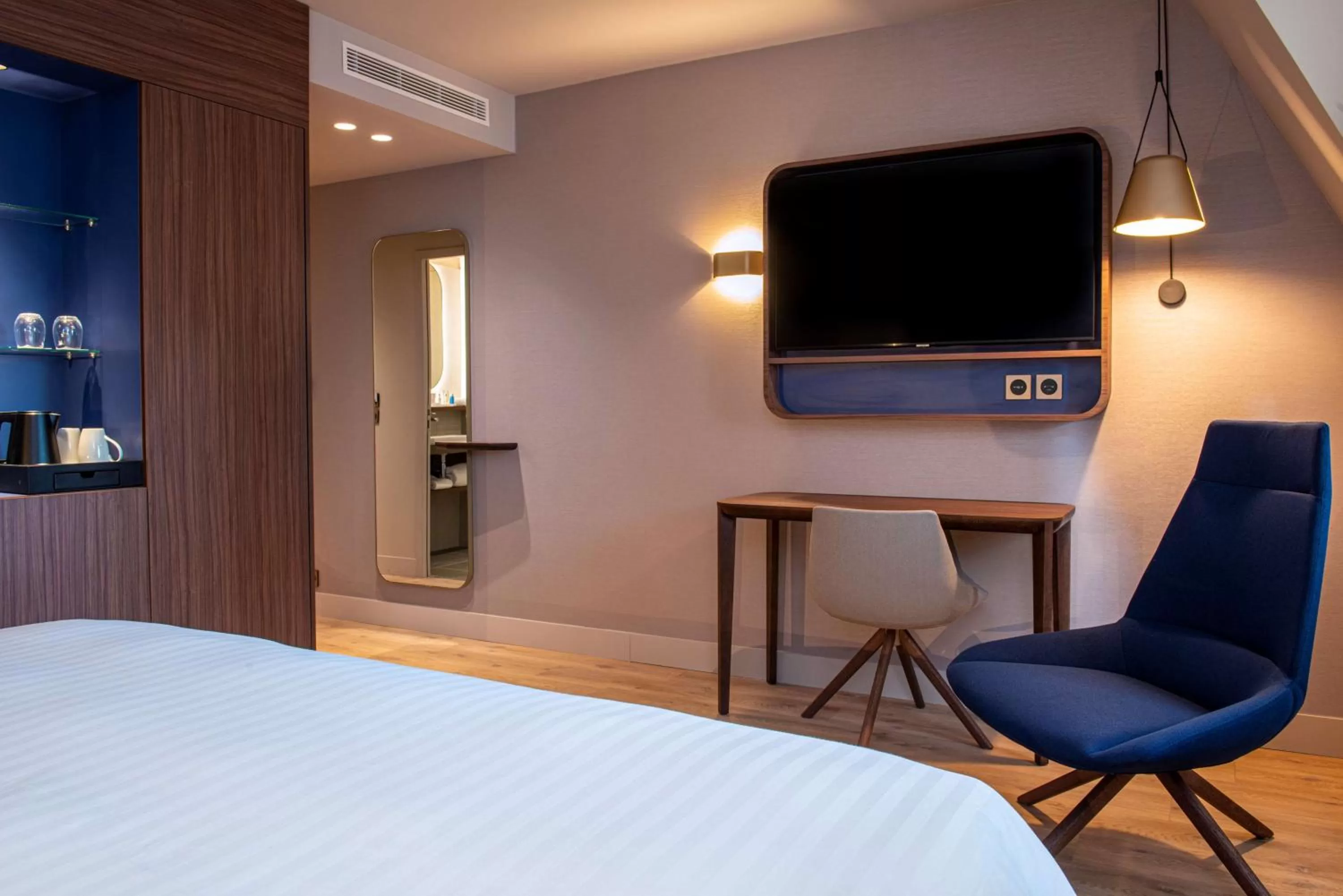 TV and multimedia, Bed in Radisson Blu Hotel, Rouen Centre