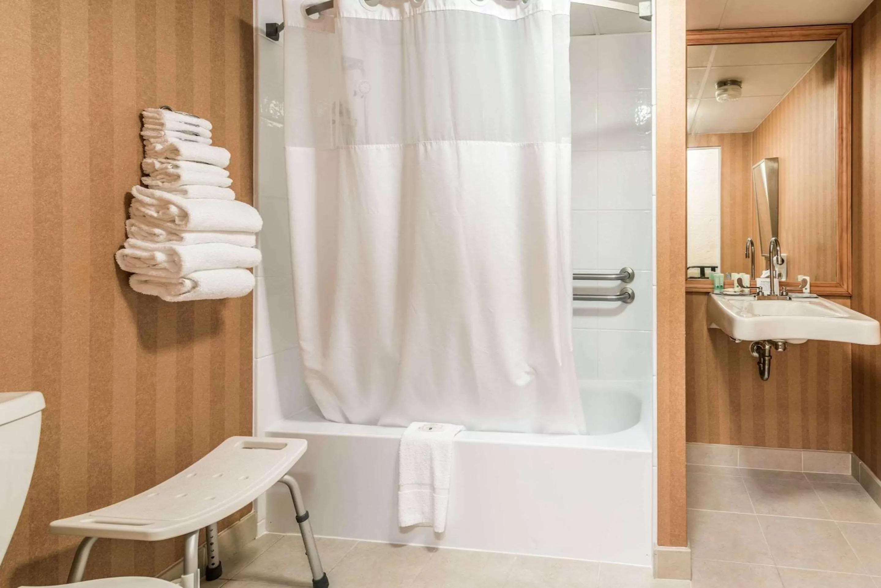 Queen Room - Accessible/Non-Smoking in Quality Inn Bangor Airport