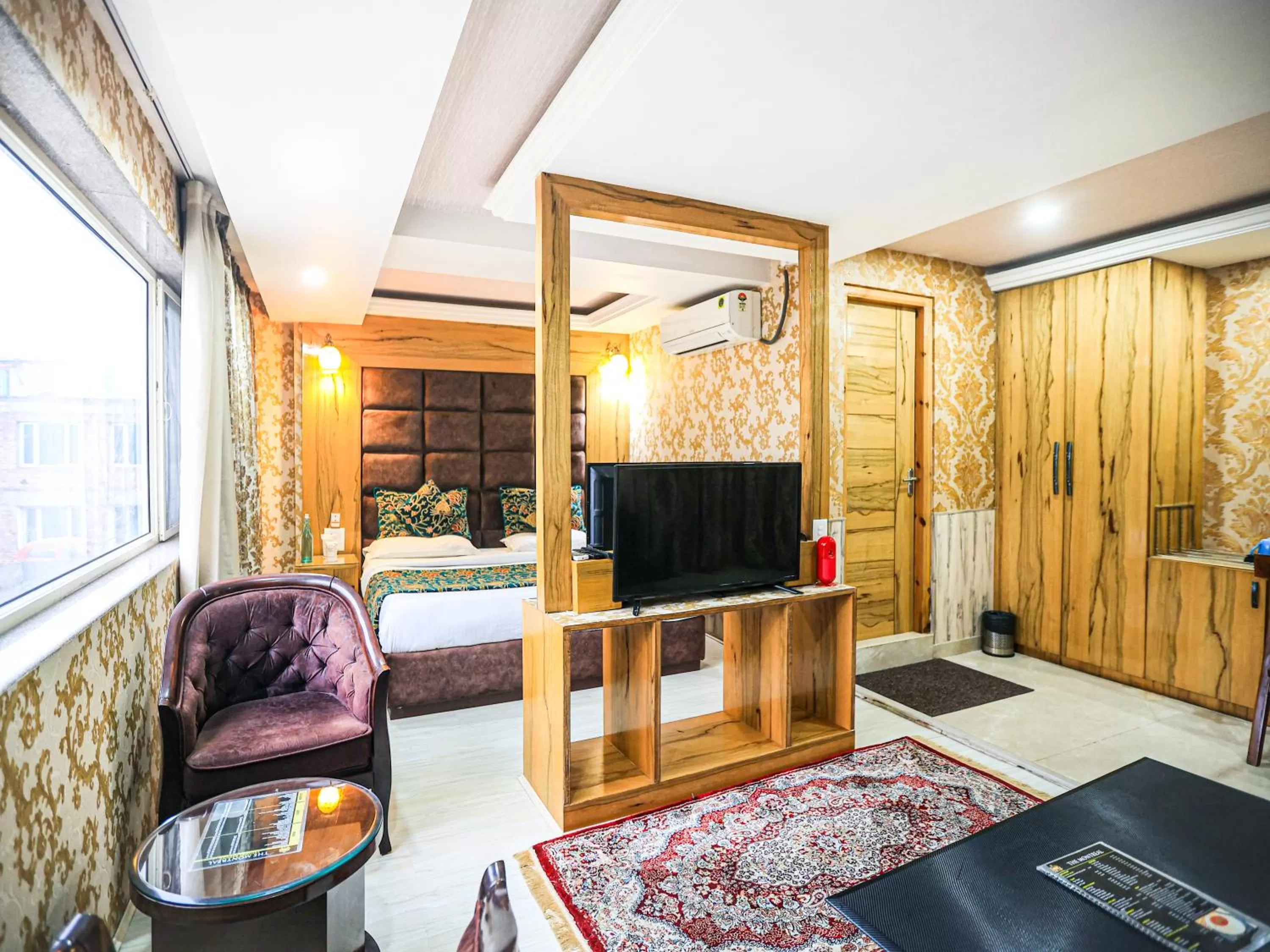 Bed, Seating Area in Hotel The Montreal