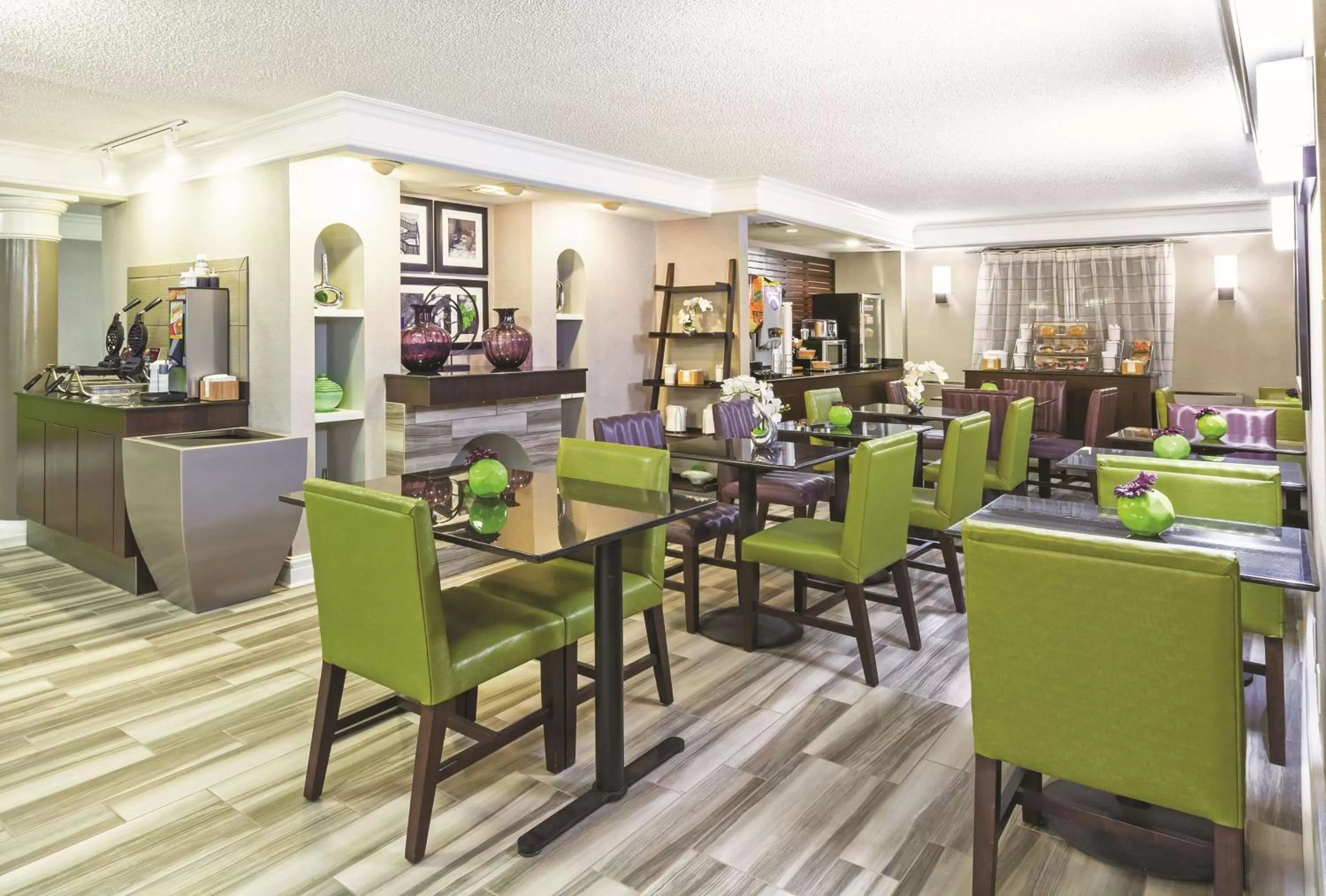 Restaurant/places to eat in La Quinta Inn by Wyndham Midland