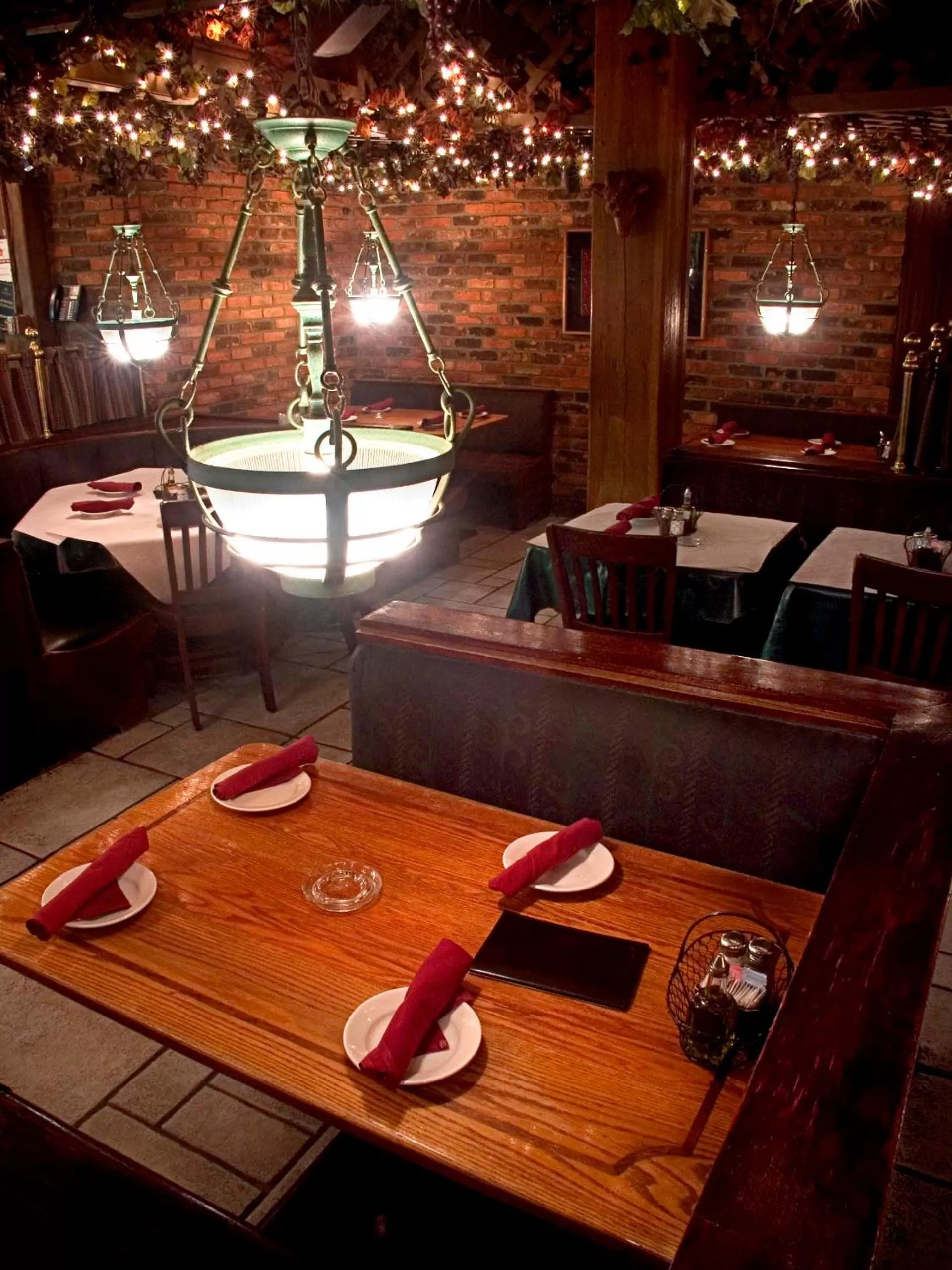 Restaurant/places to eat in Atheneum Suite Hotel