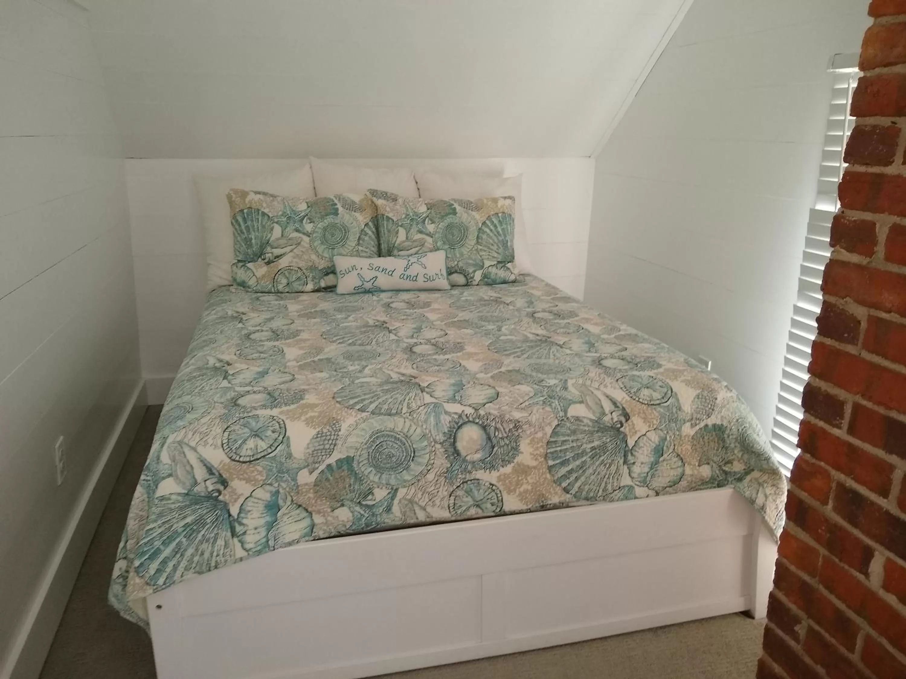 Bed in Surf Song Bed & Breakfast