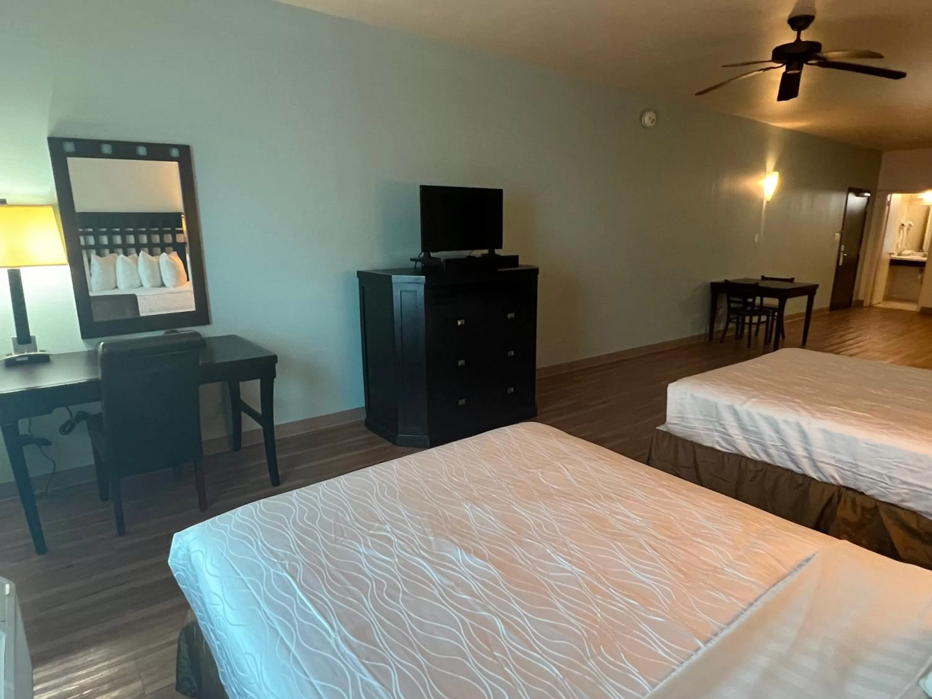 TV and multimedia, Bed in Sunchase Inn & Suites