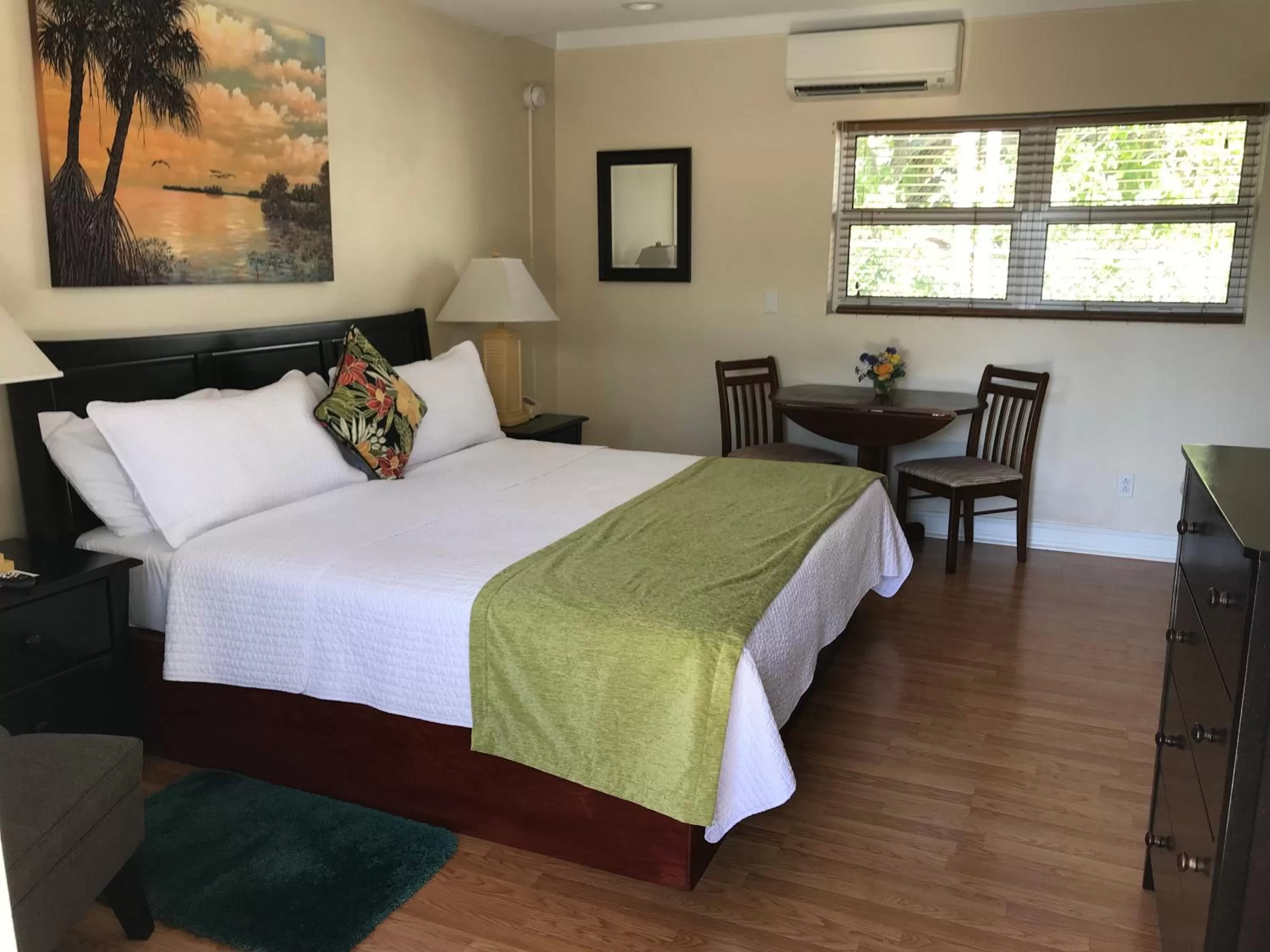 Photo of the whole room, Bed in Harborside Motel & Marina