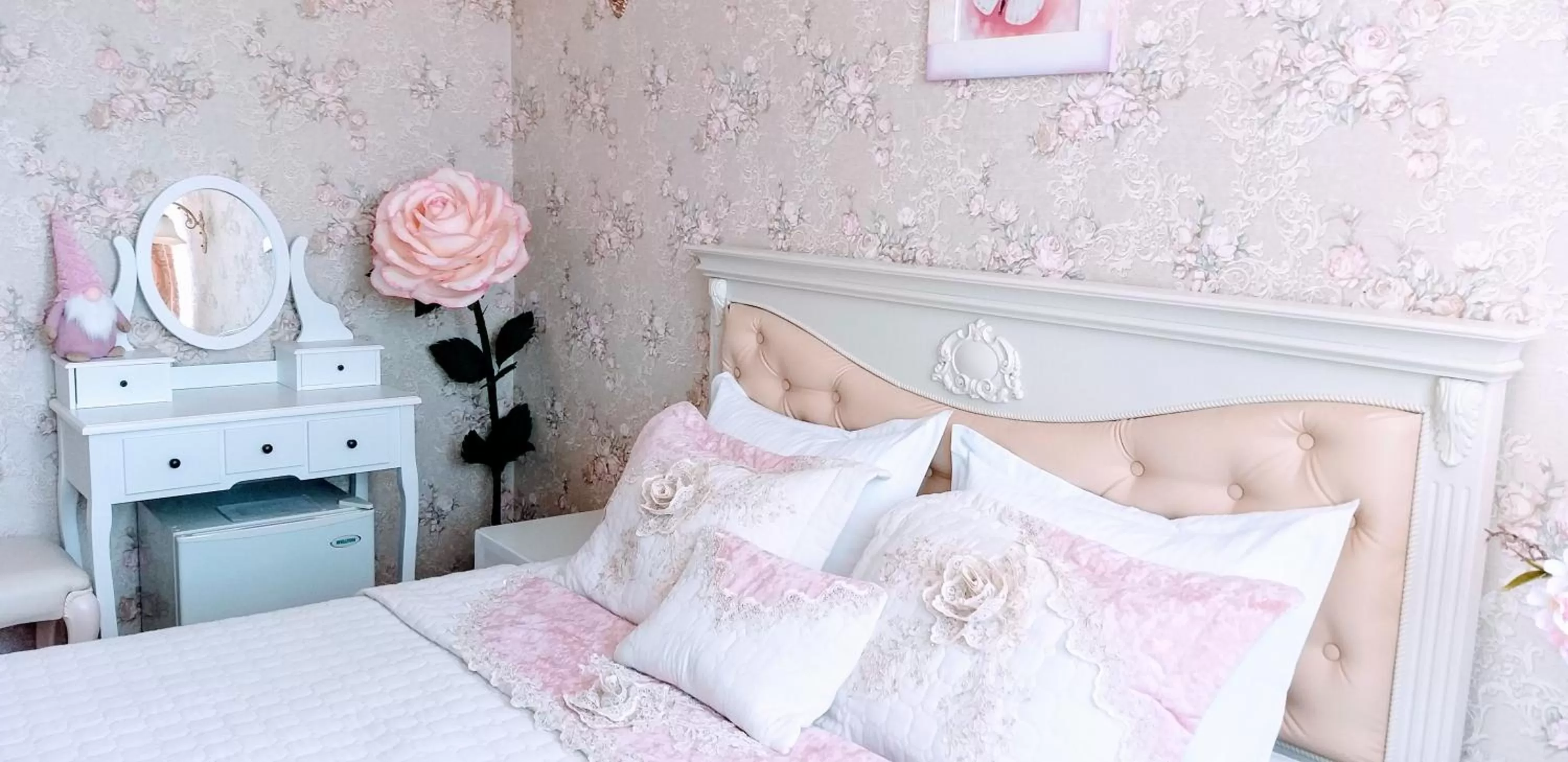 Photo of the whole room, Bed in Shalanda