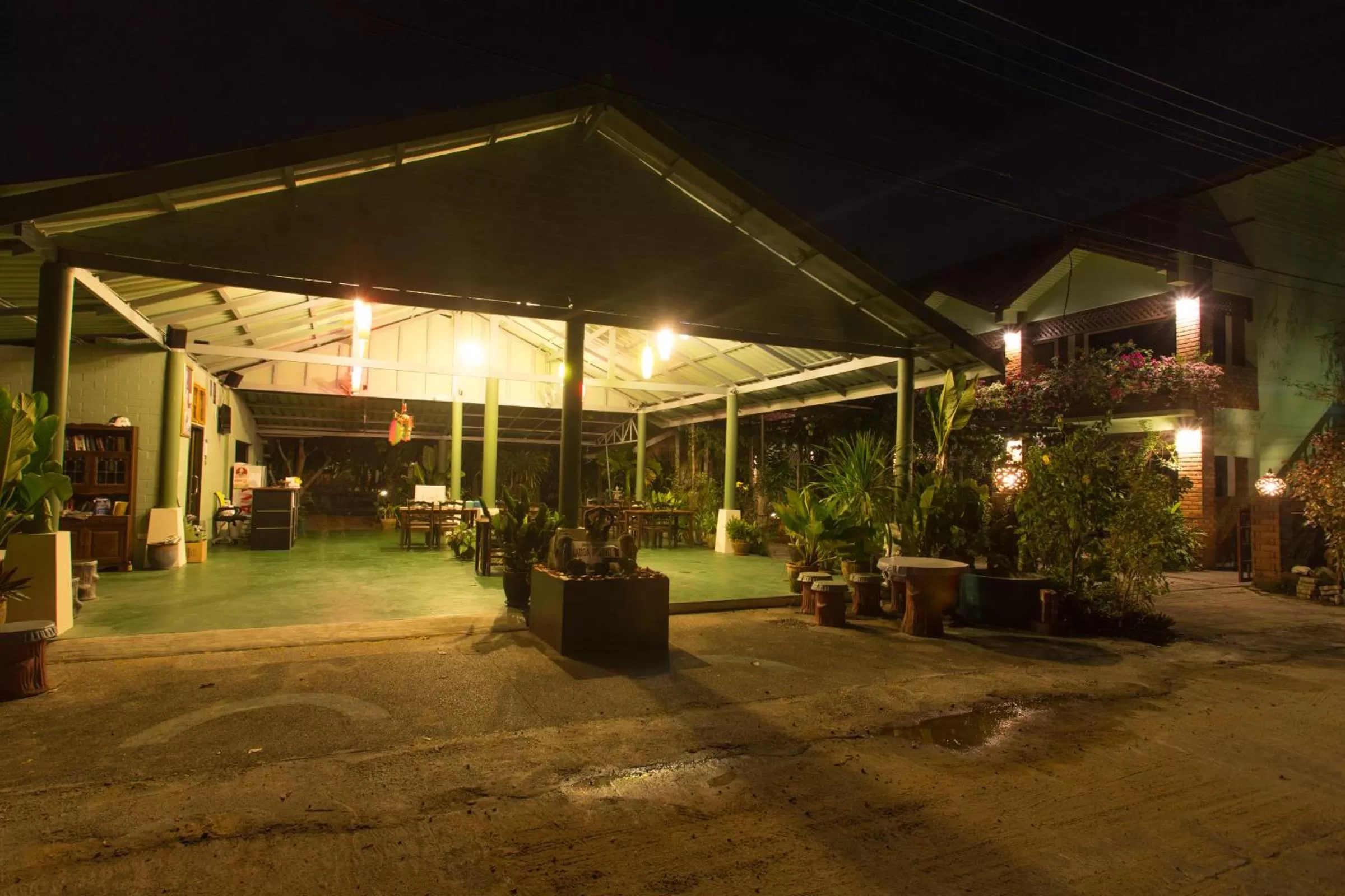 Restaurant/places to eat in Ladda Resort