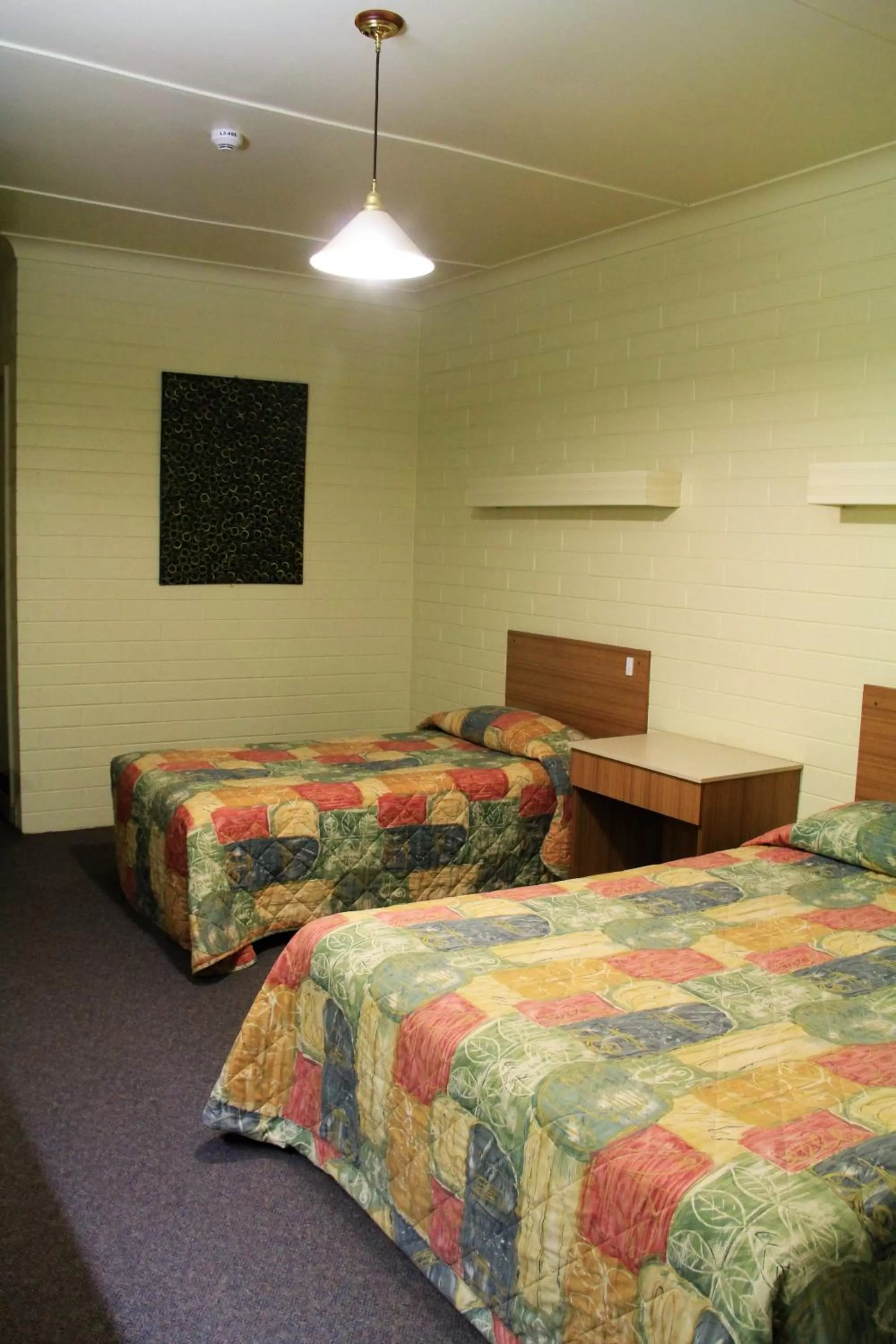 Shower, Bed in Opal Inn Hotel, Motel, Caravan Park