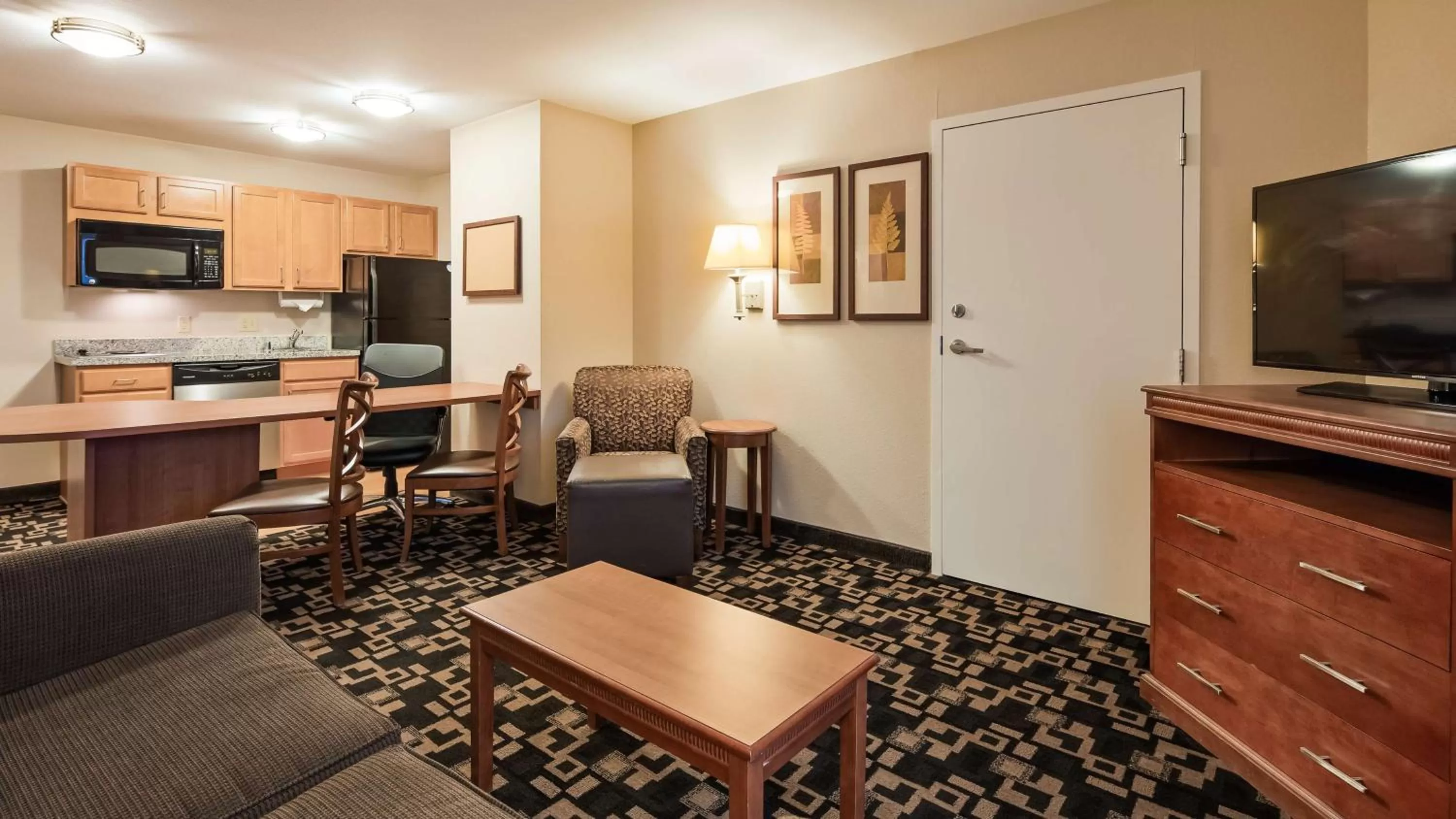 Kitchen or kitchenette in Best Western Plus Wausau-Rothschild Hotel