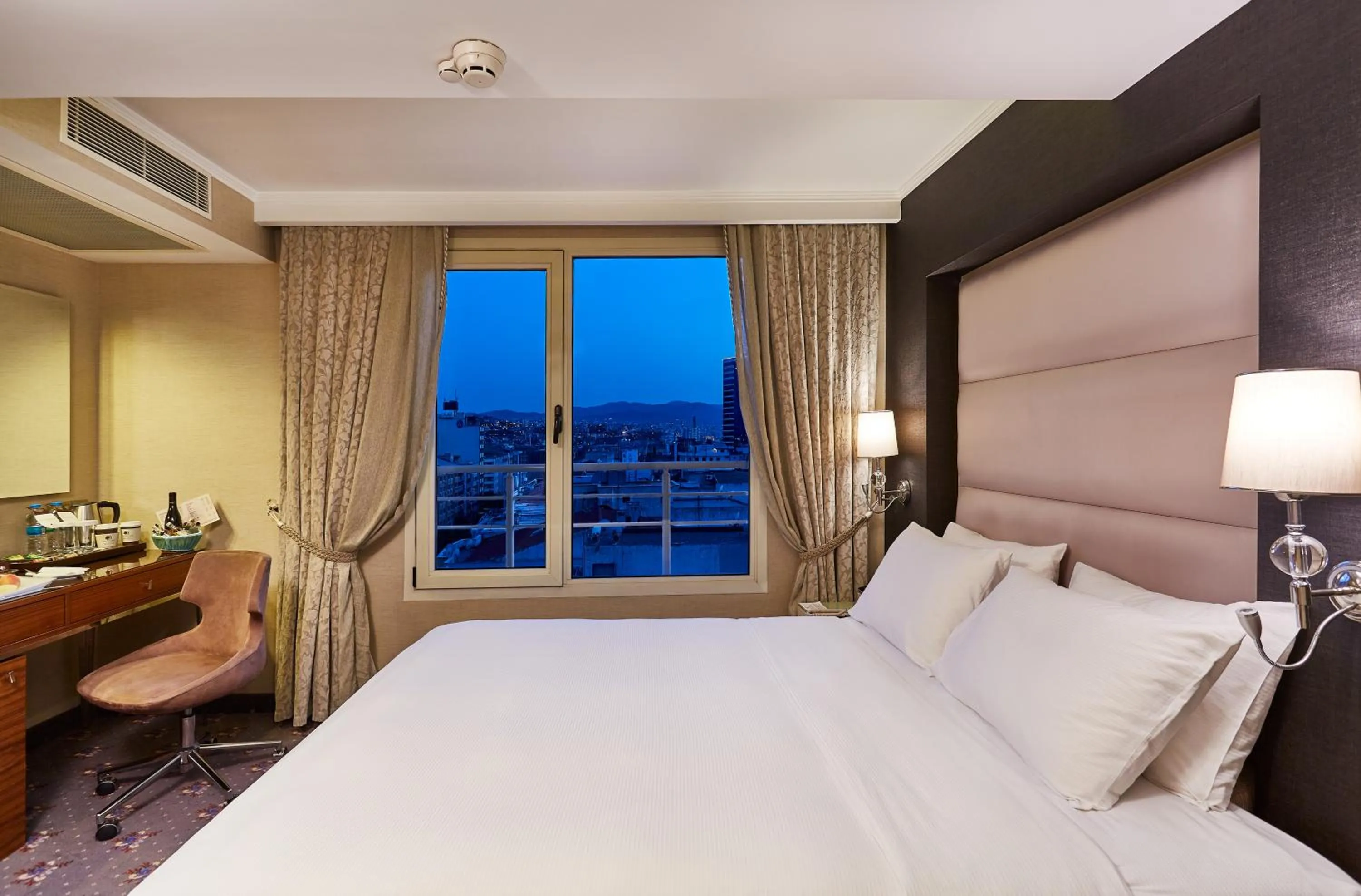 Bed in DoubleTree by Hilton Izmir - Alsancak