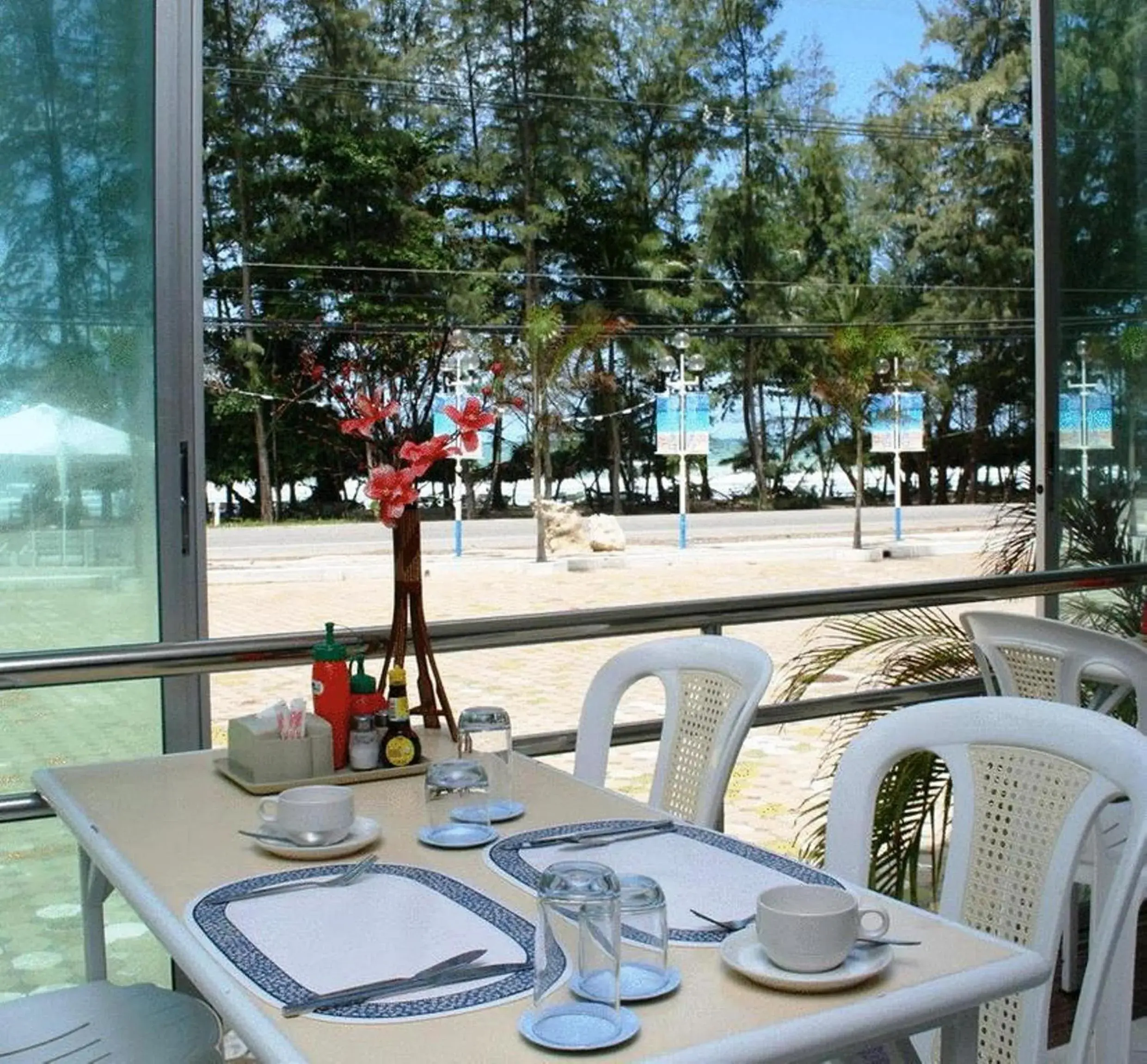 Restaurant/Places to Eat in Nice Beach Hotel Restaurant/Places to Eat in Nice Beach Hotel