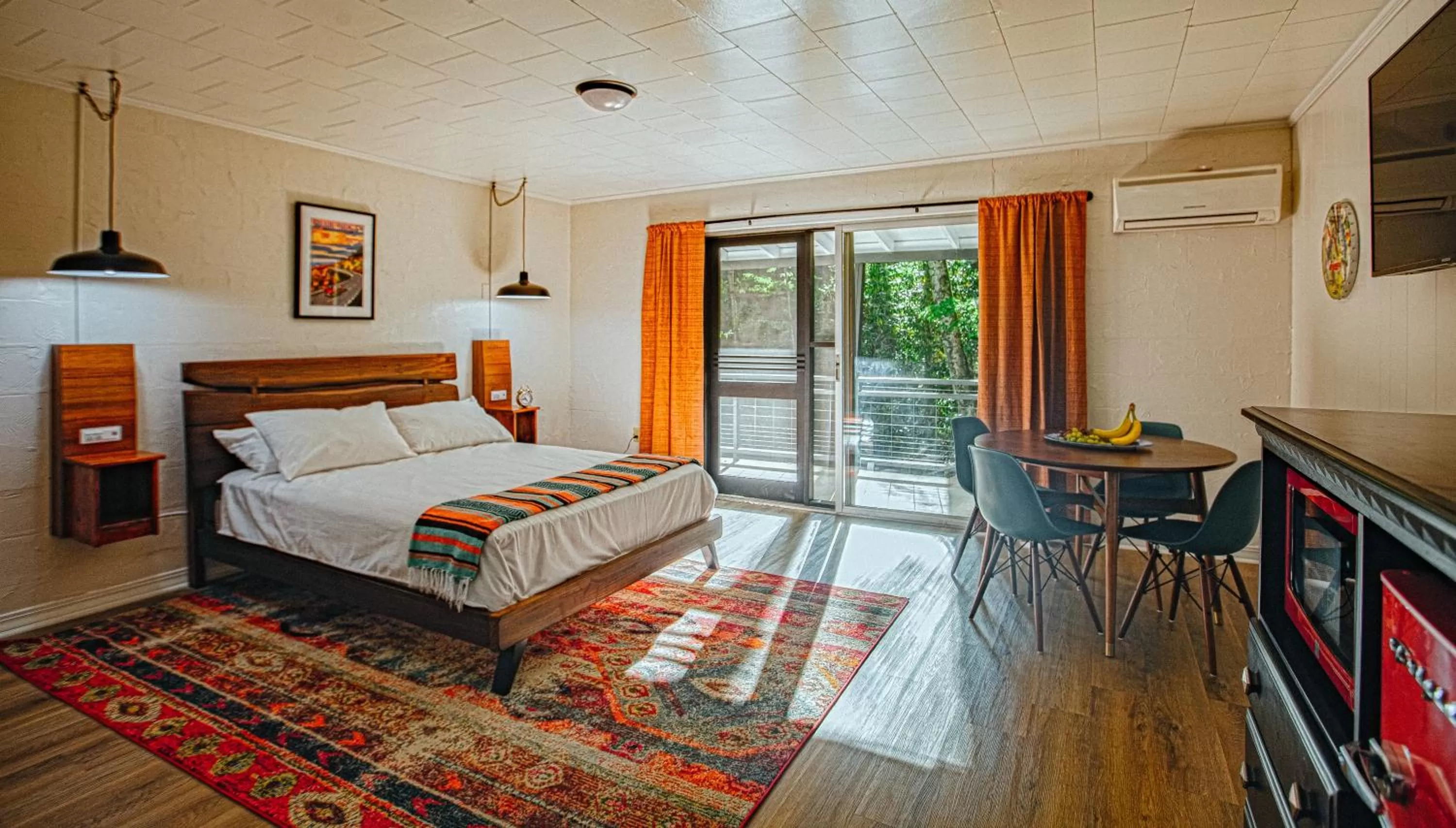 Photo of the whole room, Bed in Route 19 Inn