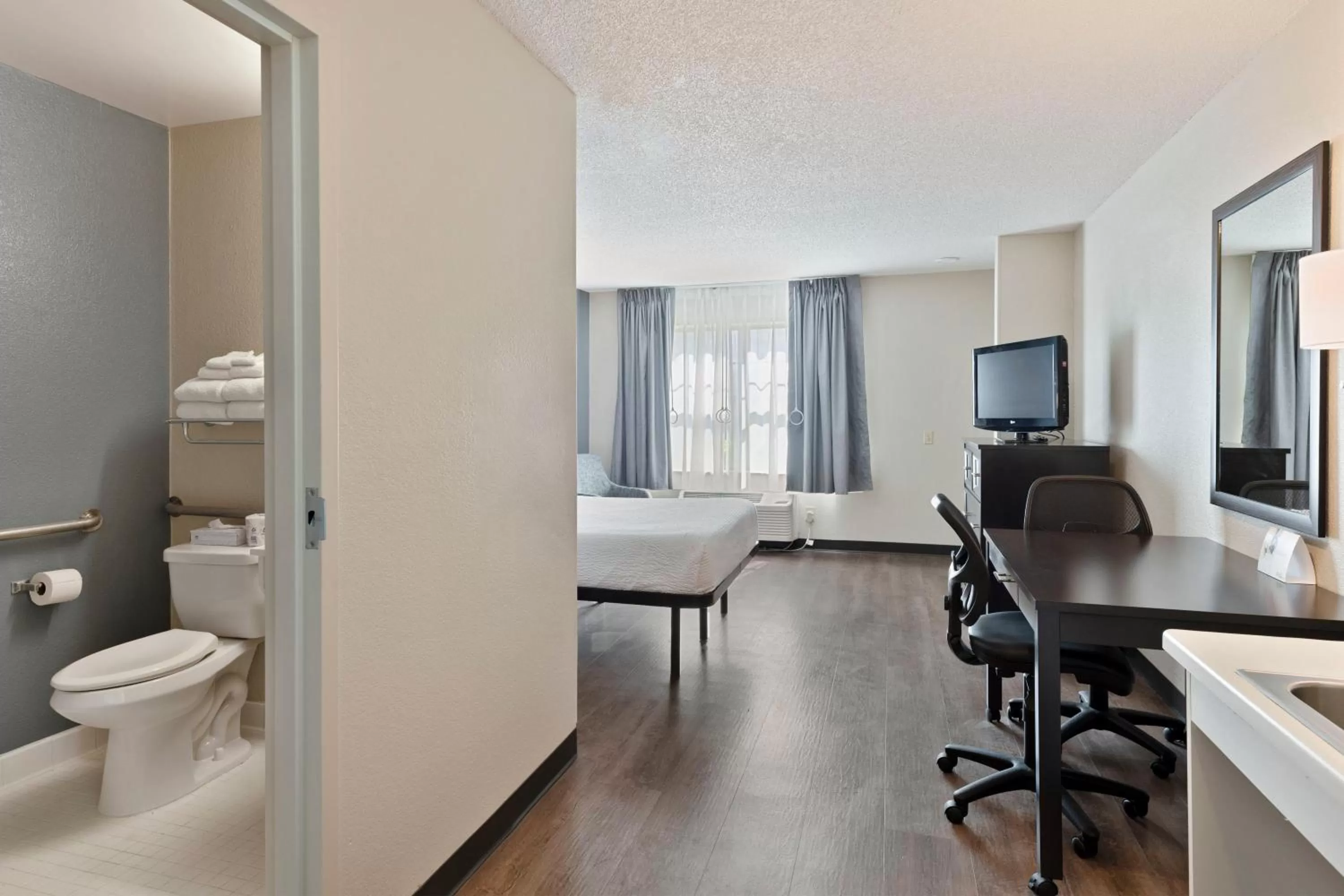 Bed in Extended Stay America Select Suites - Charlotte - Tyvola Rd