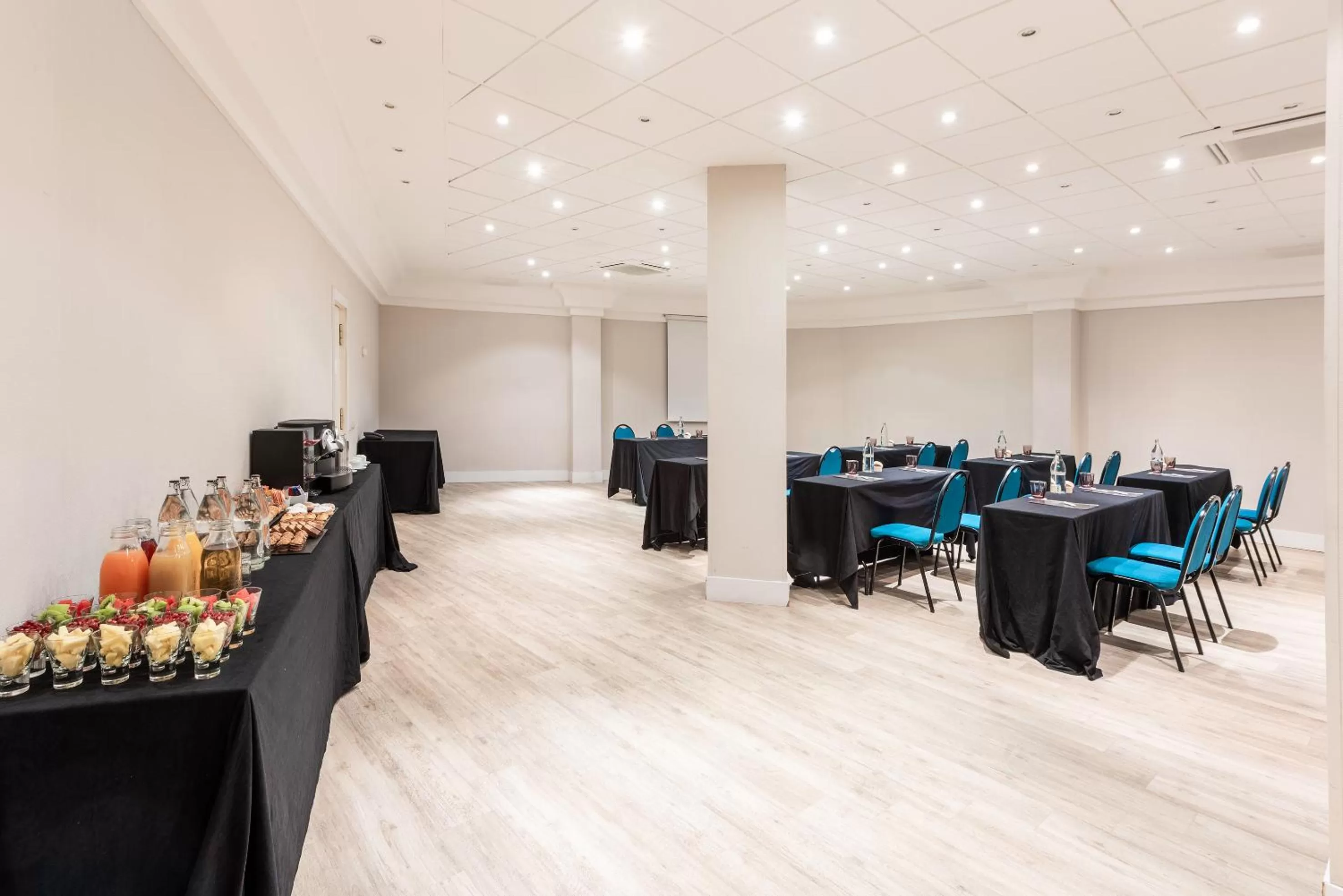 Business facilities in Hotel Madrid Gran Via 25, Affiliated by Meliá