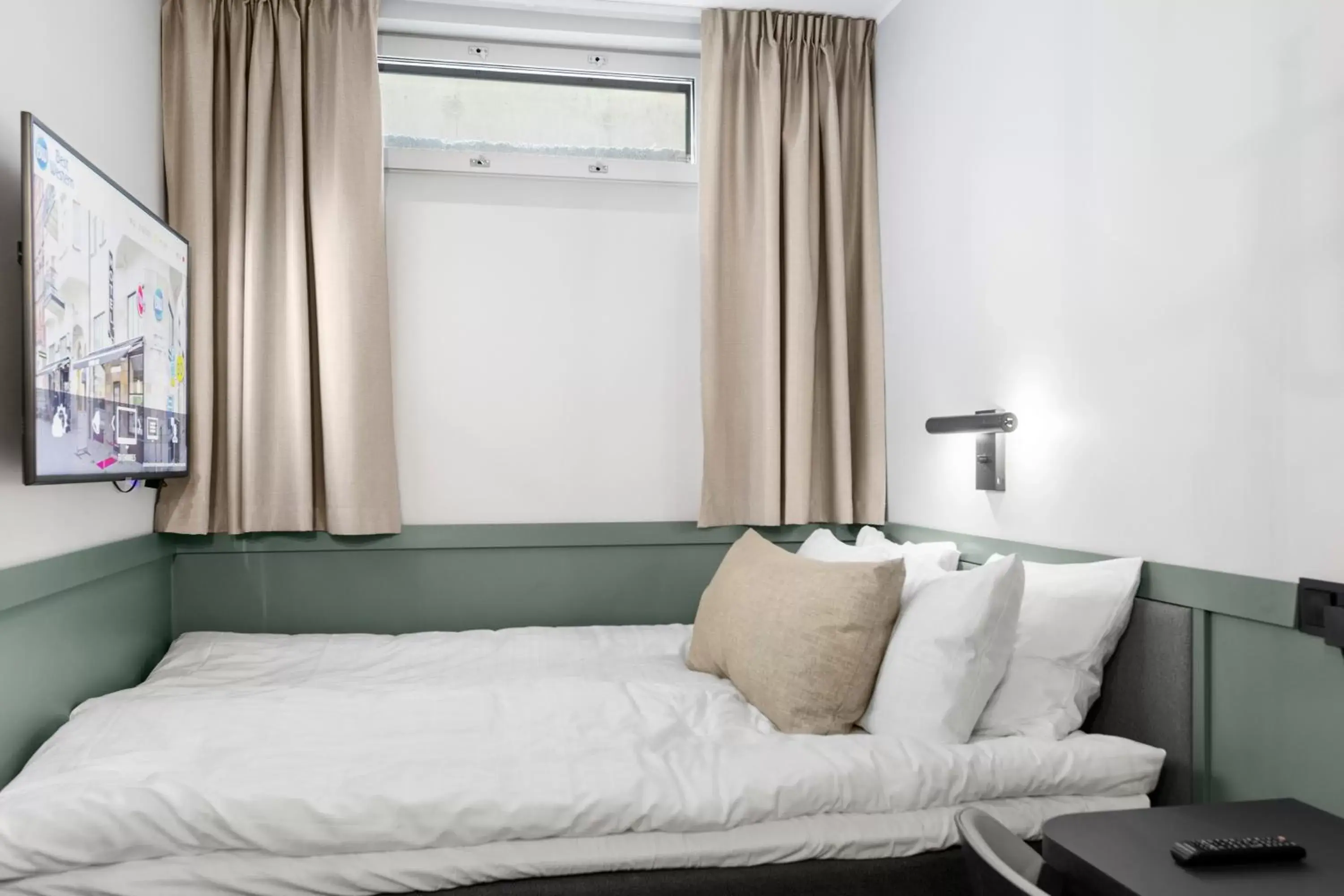 Standard Queen Room (Semi-Basement) in Best Western Hotel at 108 Standard Queen Room (Semi-Basement) in Best Western Hotel at 108