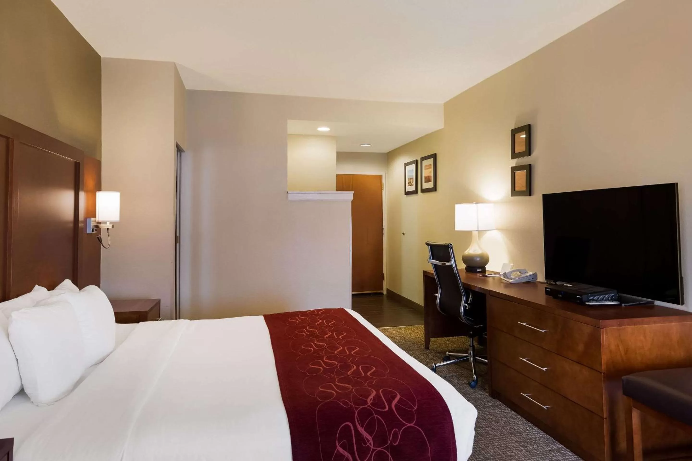 Bedroom, Bed in Comfort Suites Near University