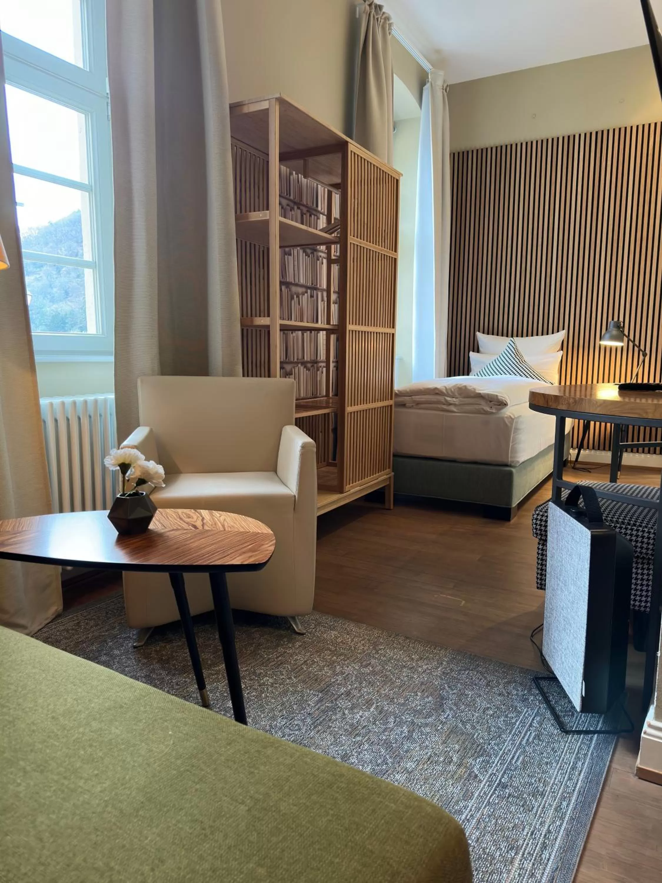 Seating area, Bed in Hotel Zur Alten Brücke