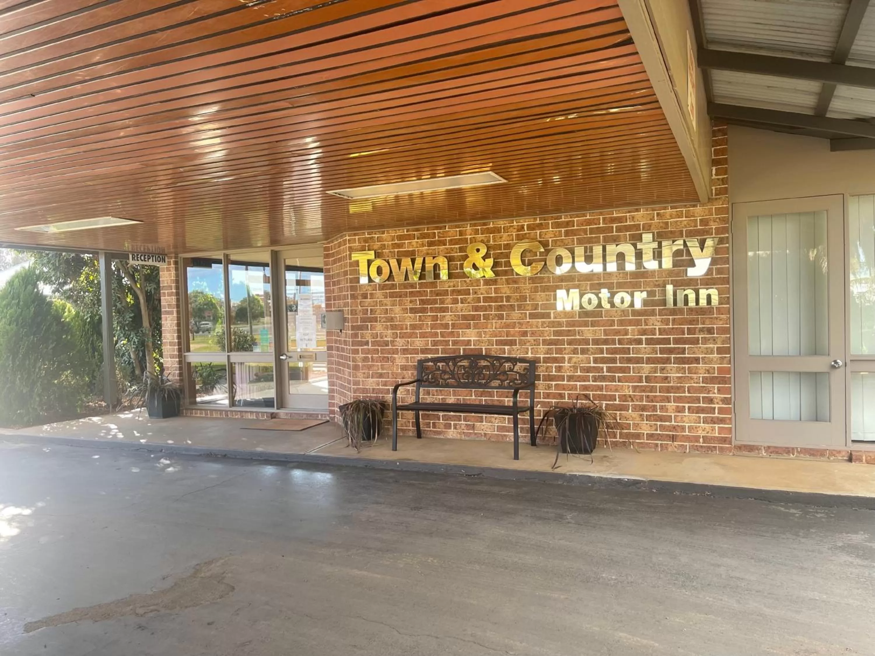 Facade/entrance in Town & Country Motor Inn
