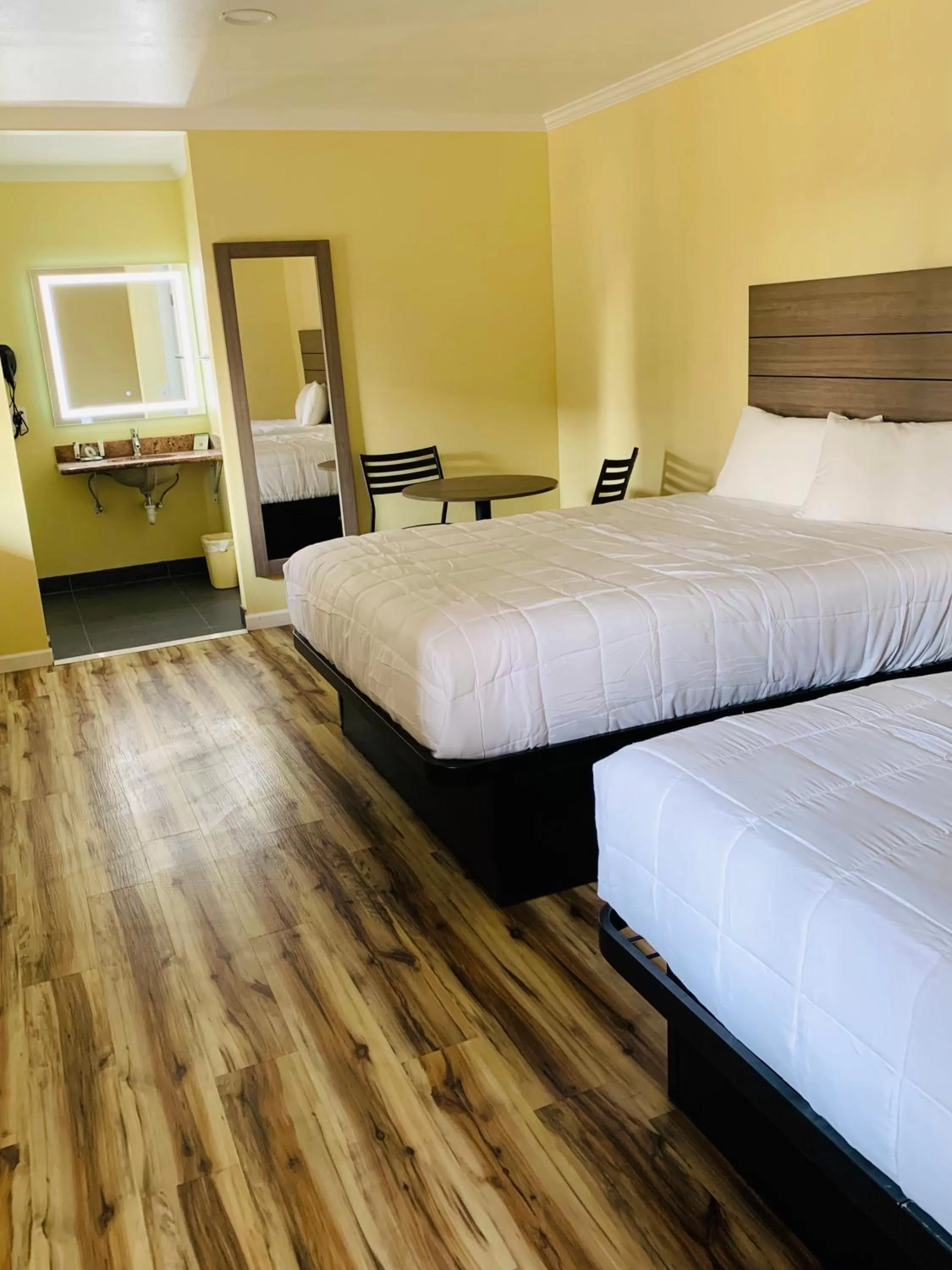 Other, Bed in Central Coast Inn Cayucos