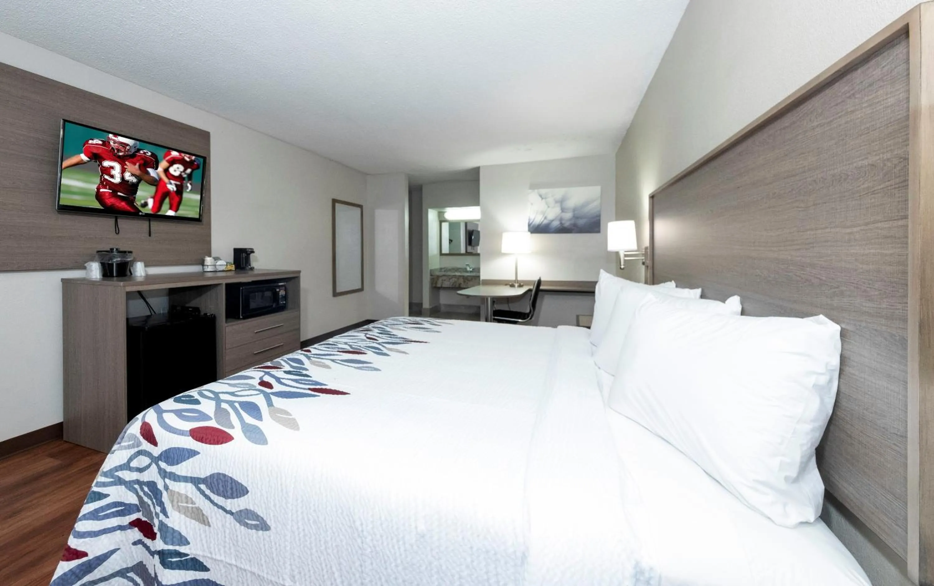 Photo of the whole room, Bed in Red Roof Inn Petersburg - Fort Lee