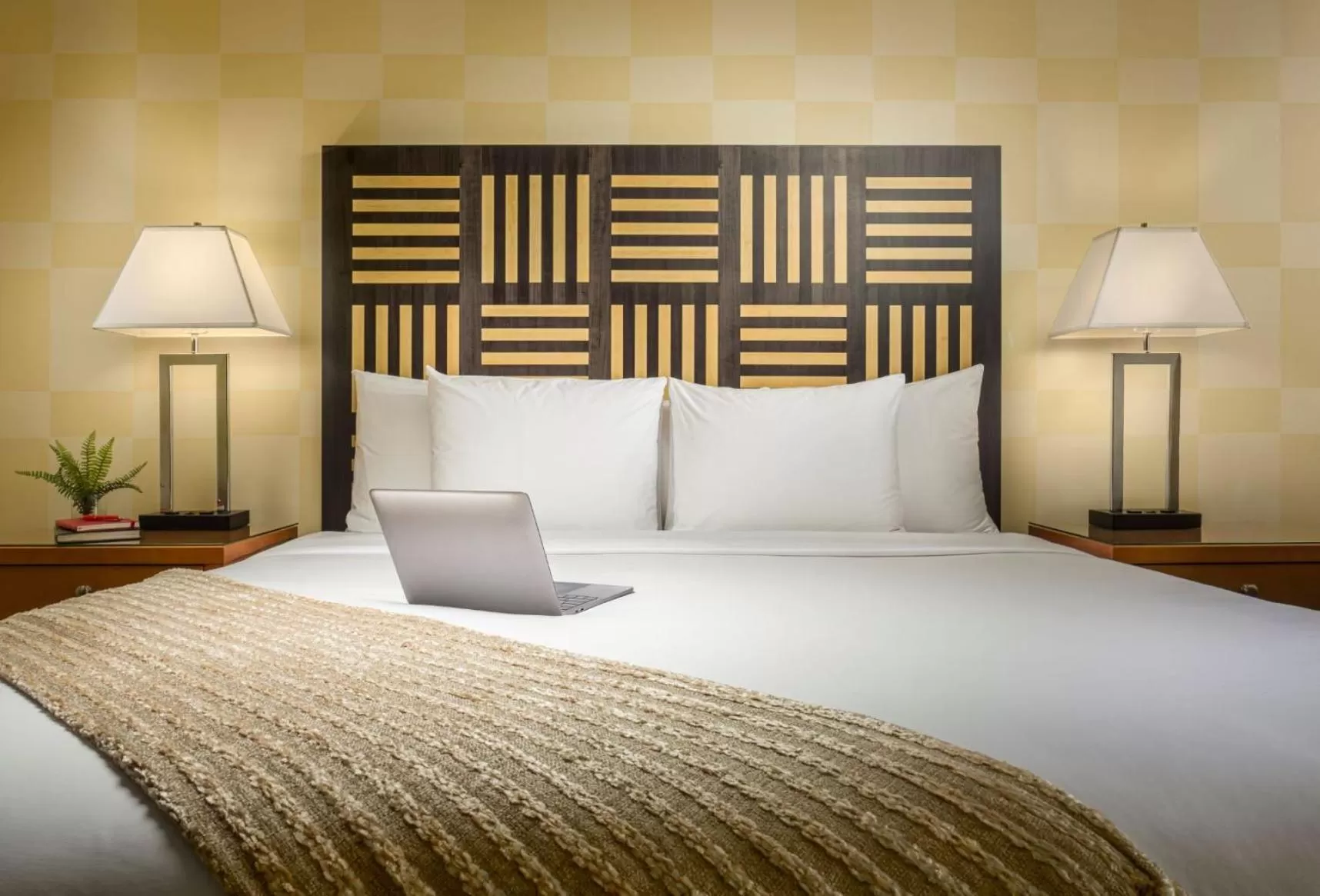 Bed in Pinnacle Hotel Harbourfront