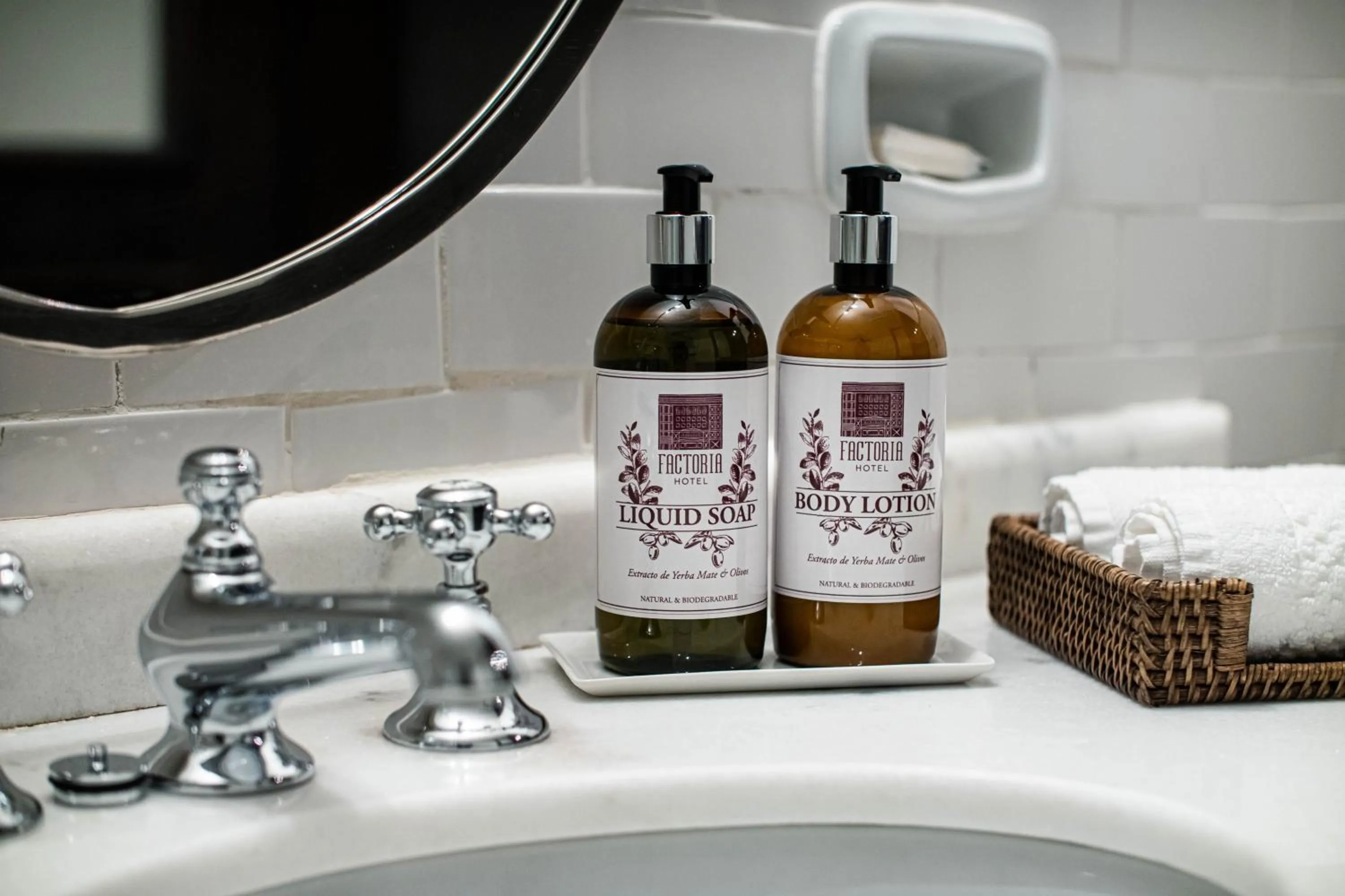 Toilet in Factoria Hotel