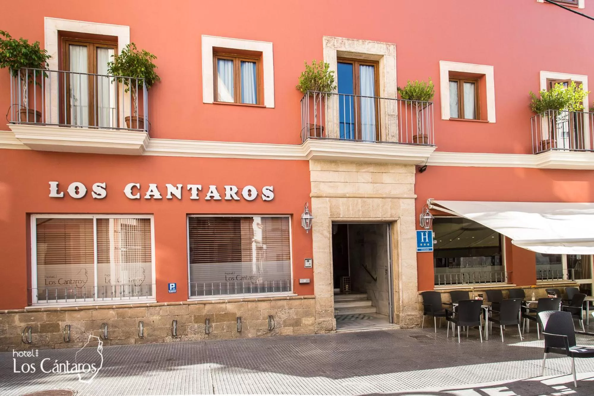 Facade/entrance in Los Cantaros