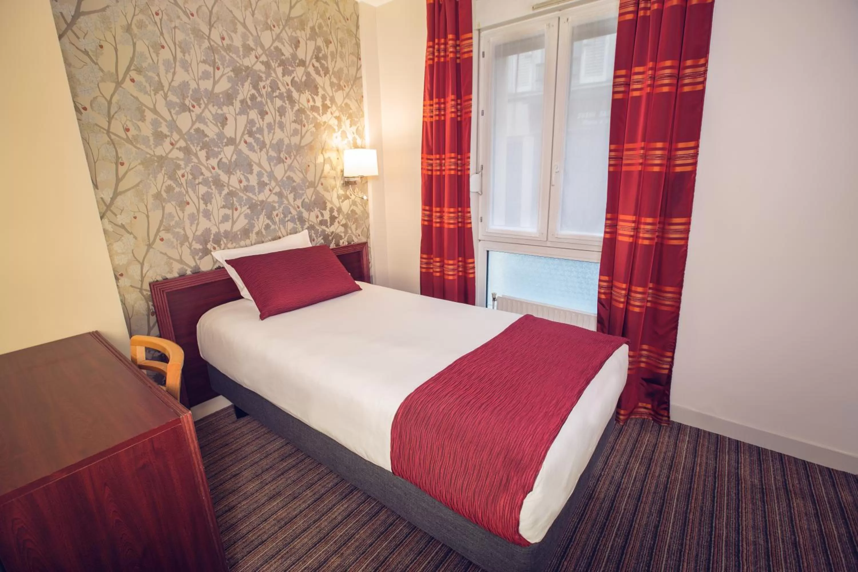 Photo of the whole room, Bed in Timhotel Paris Gare de Lyon