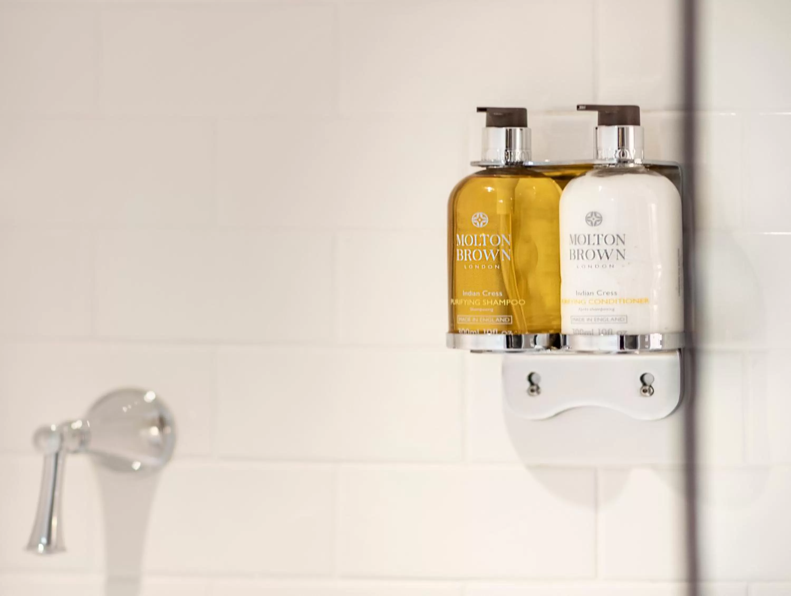 Shower in Hotel Ballard