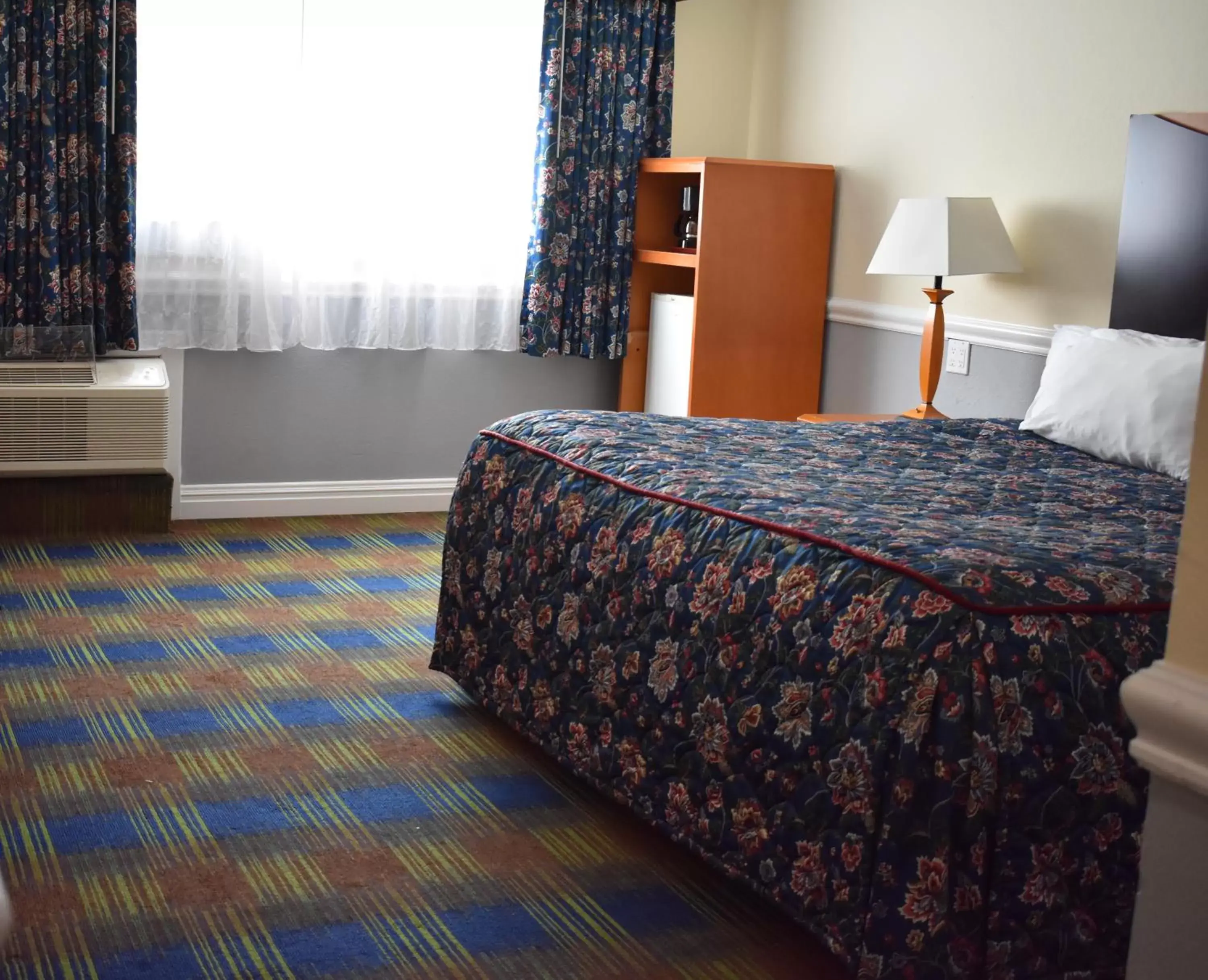 King Room in East Norwich Inn King Room in East Norwich Inn