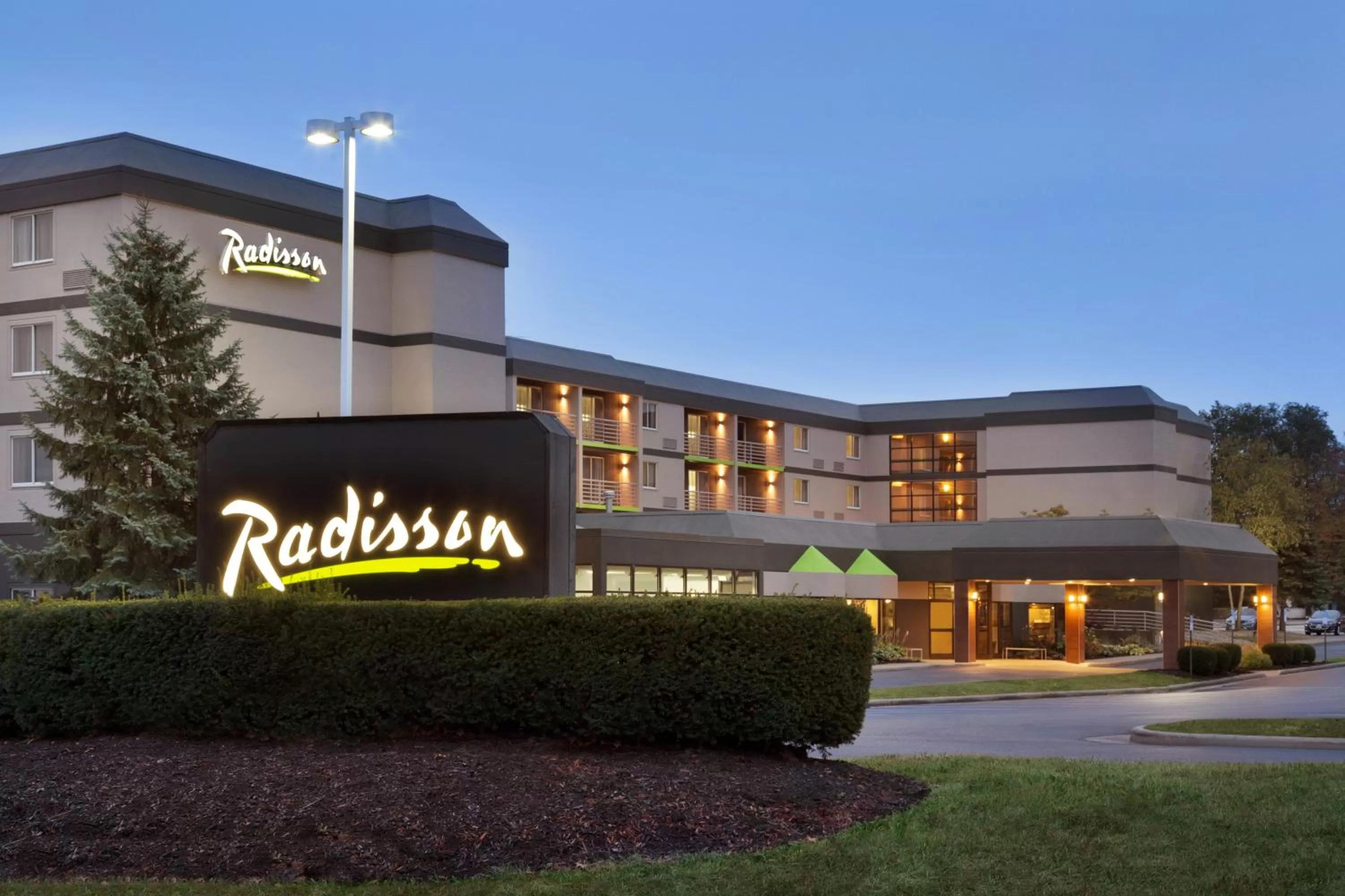 Facade/entrance in Radisson Akron-Fairlawn Copley