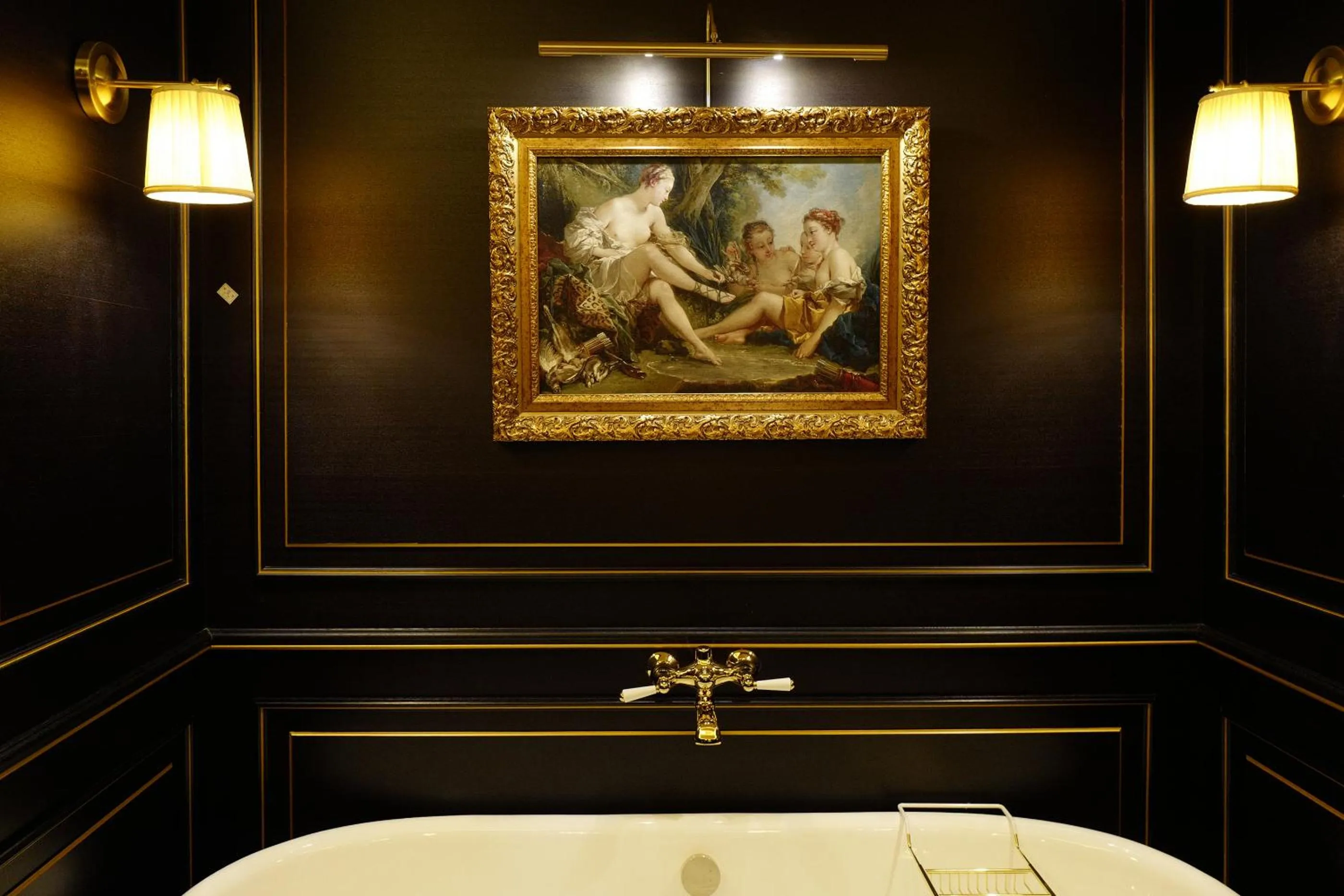 Bathroom, Bed in L'Escape Hotel