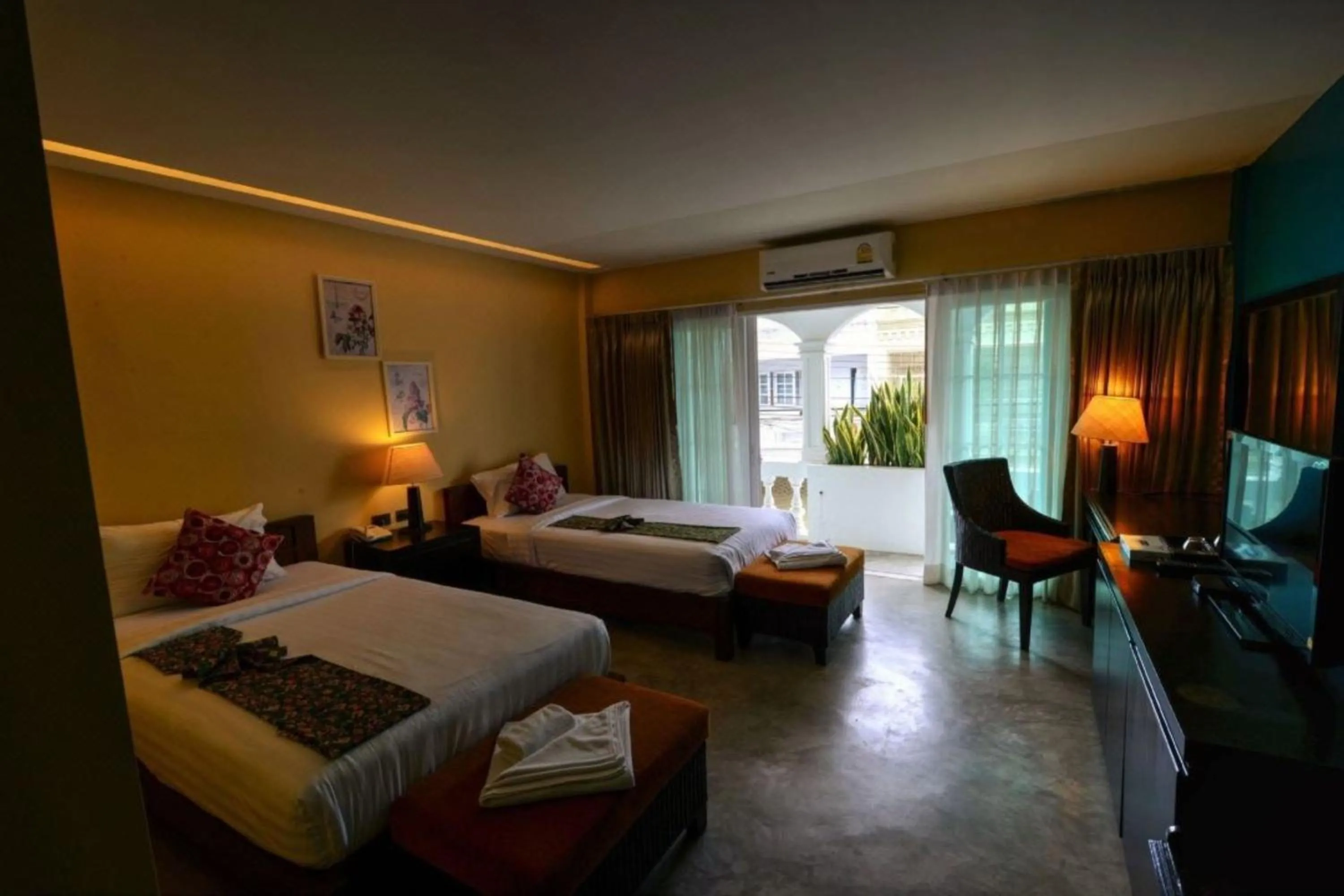 Photo of the whole room, Bed in Baan PhuAnda Phuket