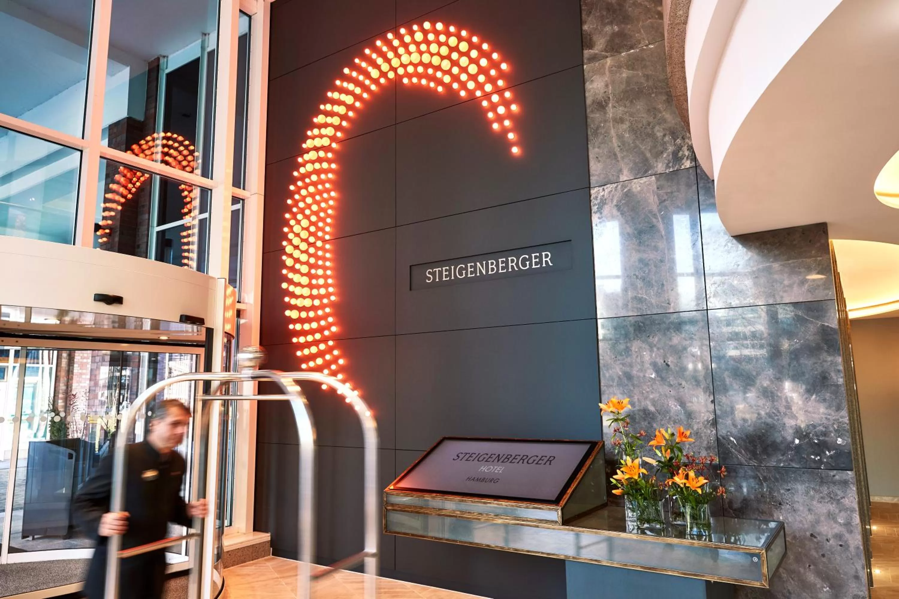 Lobby or reception in Steigenberger Hotel Hamburg