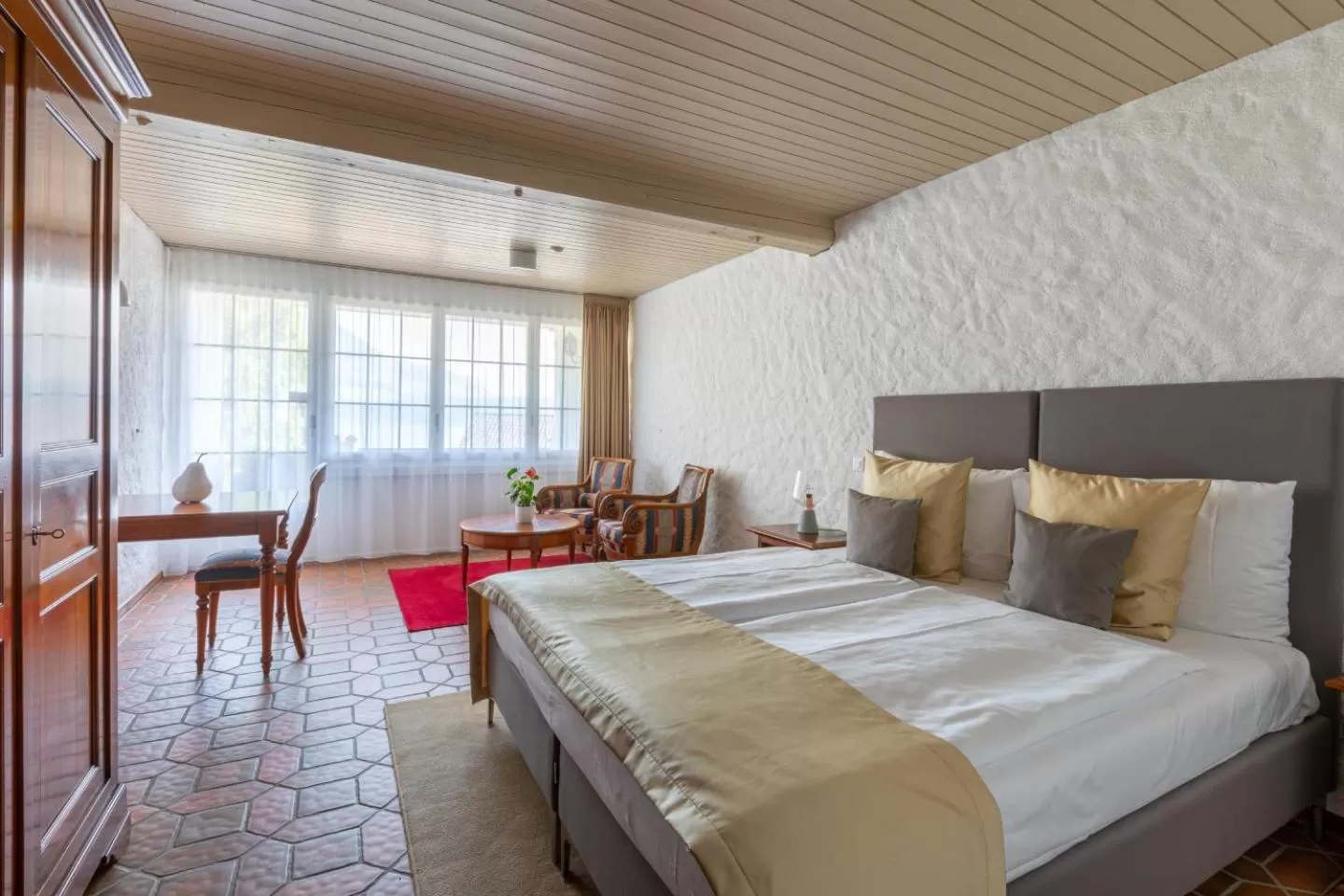 Photo of the whole room, Bed in Swiss-Chalet Merlischachen - Romantik Schloss-Hotel am See