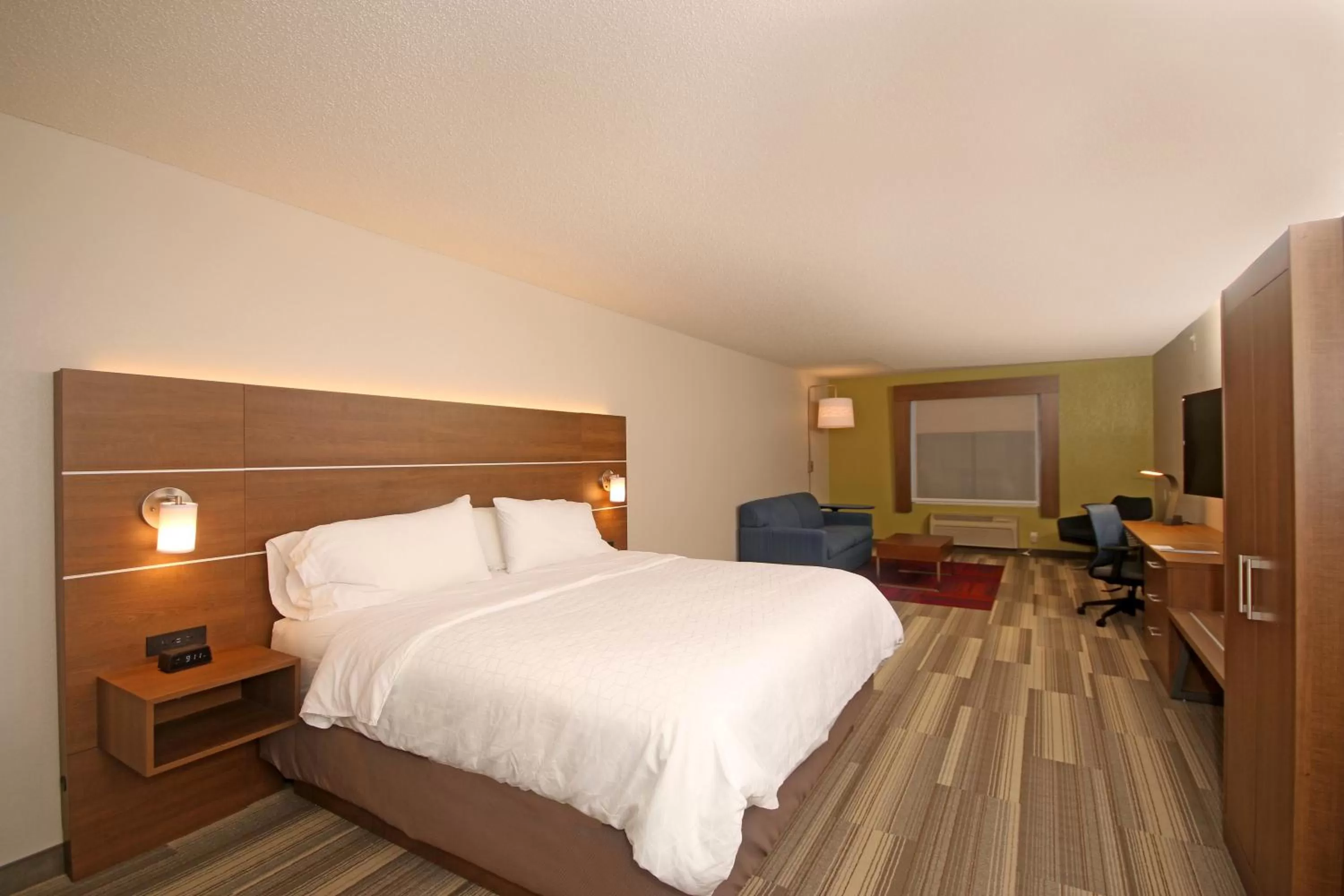 Photo of the whole room, Bed in Holiday Inn Express Troutville-Roanoke North by IHG