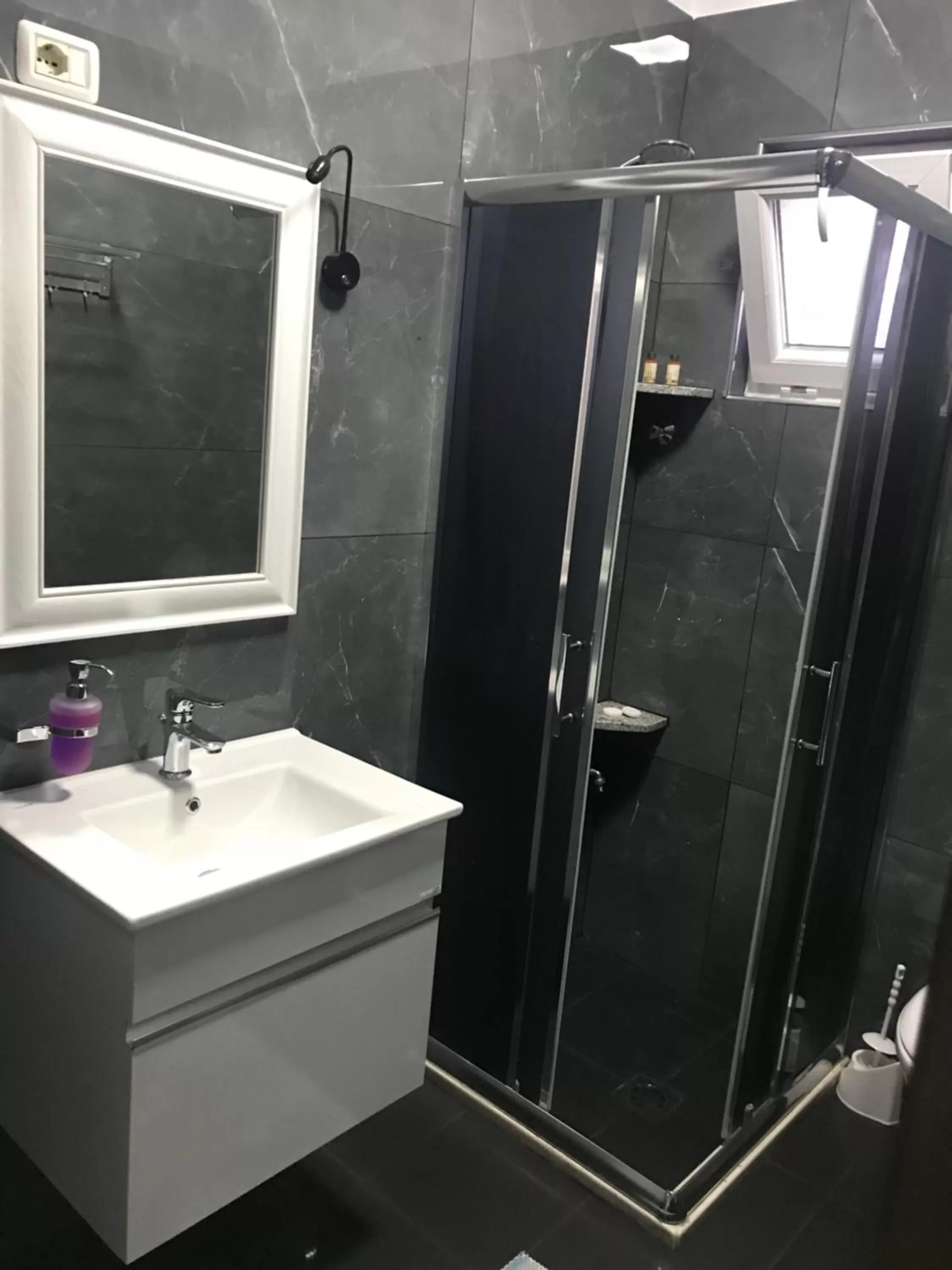 Shower, Bathroom in Hotel Floga