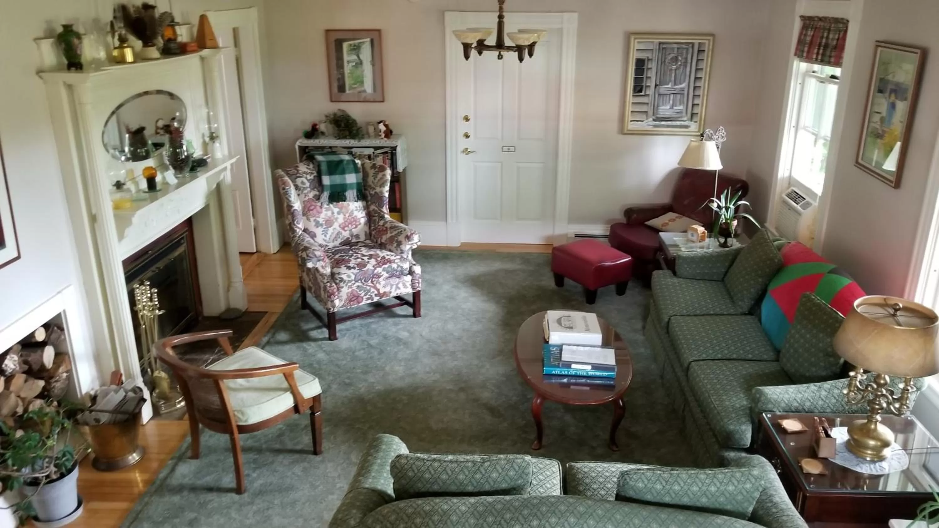 Communal lounge/ TV room in Maple Hill Farm Inn