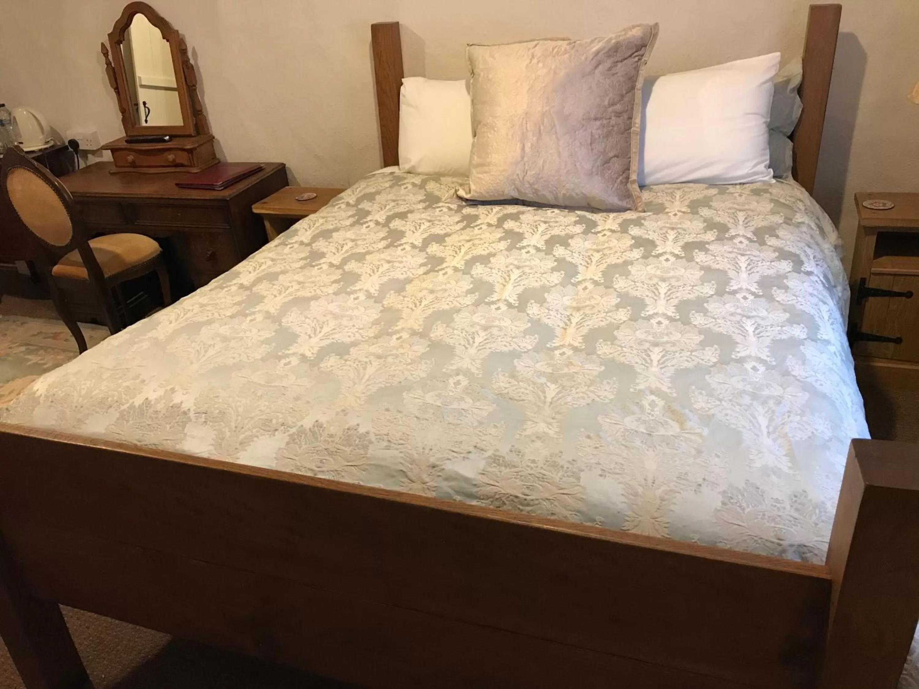 Bed in The Chequers Inn