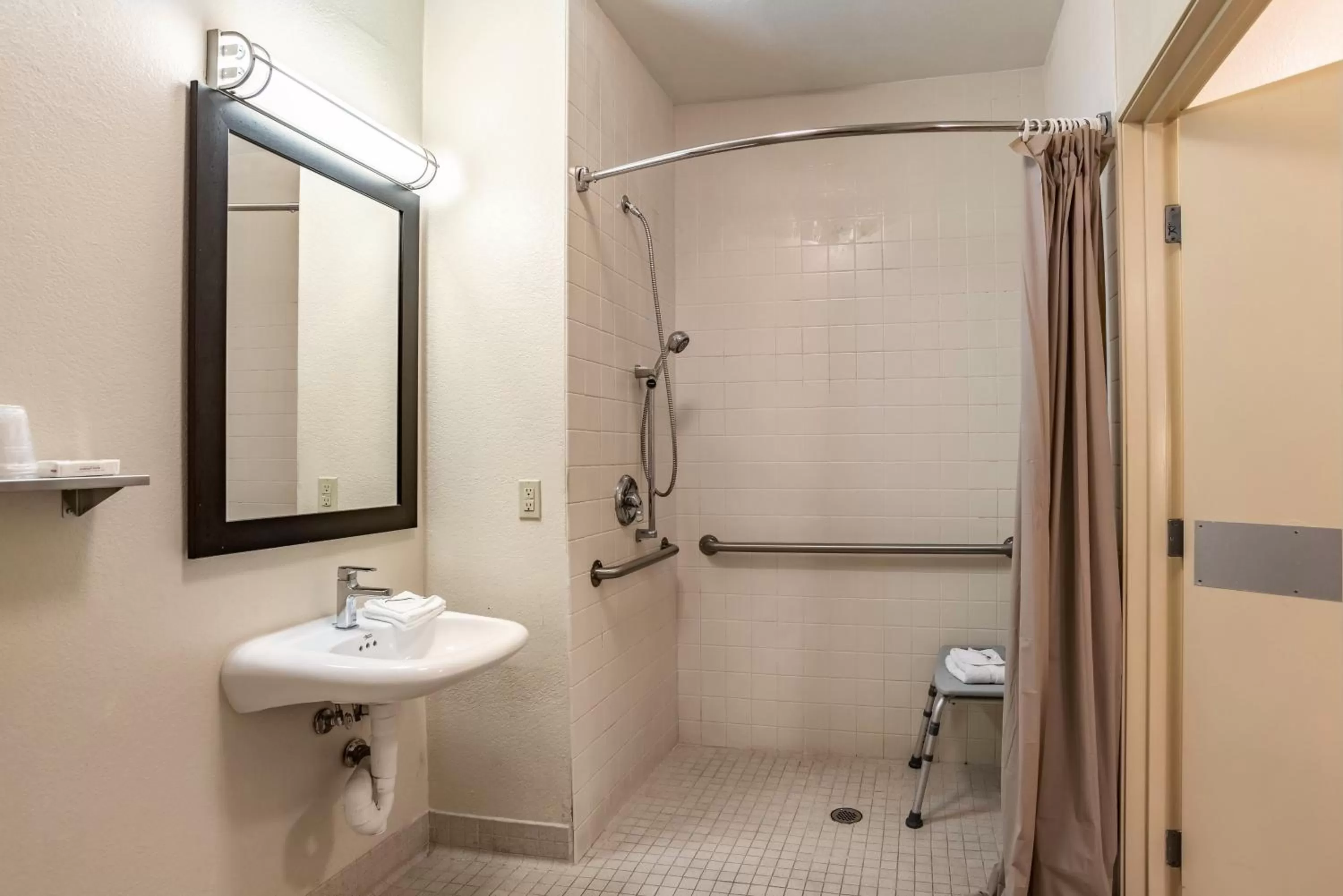 Bathroom in Red Roof Inn PLUS+ Tempe - Phoenix Airport