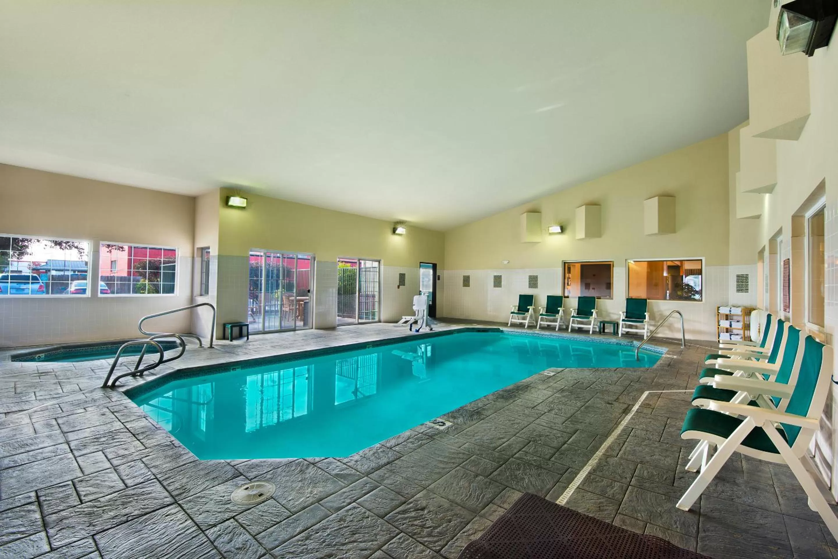 Swimming pool in Oxford Suites Hermiston