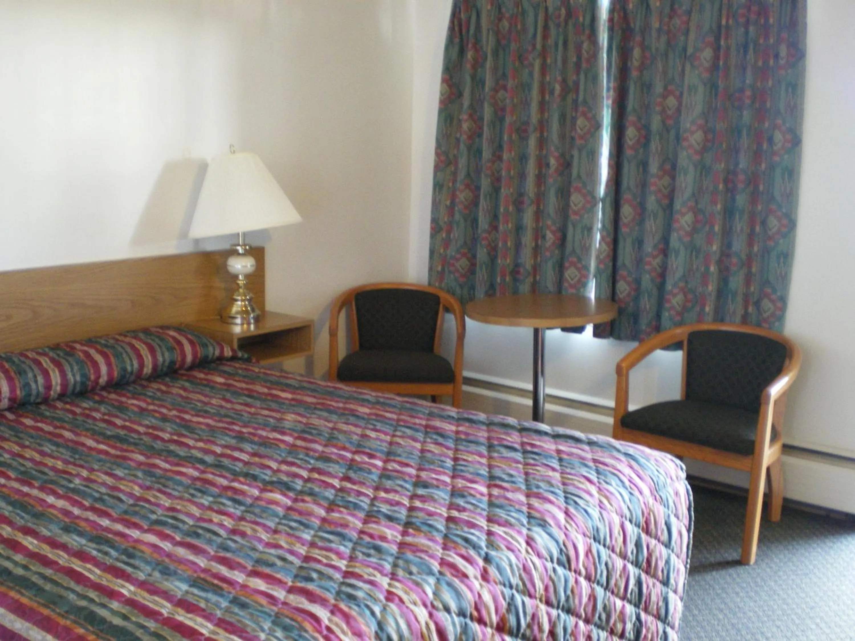 Bed in Sun-Dek Motel