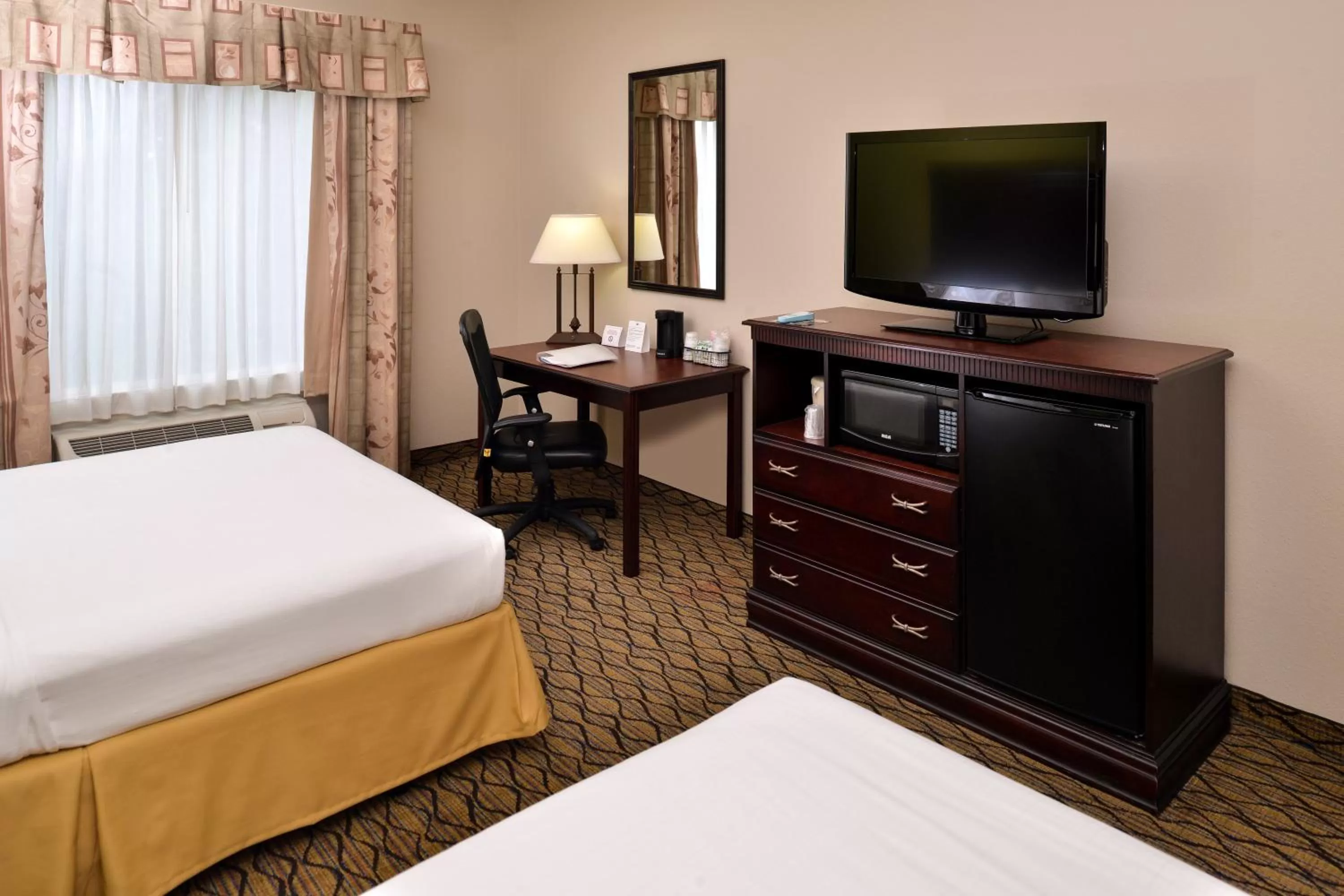 Photo of the whole room in Holiday Inn Express Hotel & Suites Sherman Highway 75 by IHG