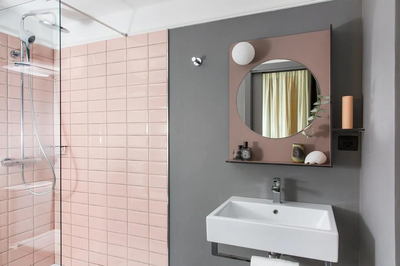 Shower in Hôtel les Cigales