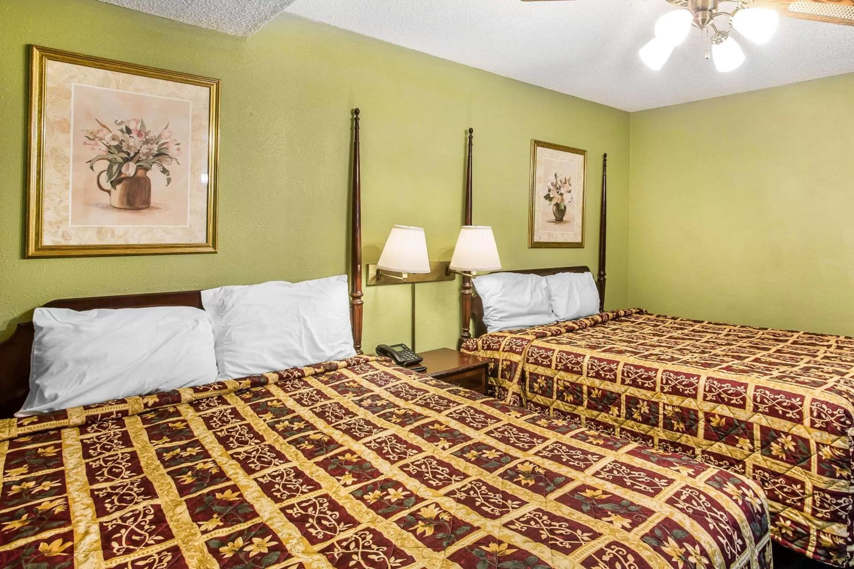 Photo of the whole room, Bed in Rodeway Inn & Suites Smyrna - Nashville Area