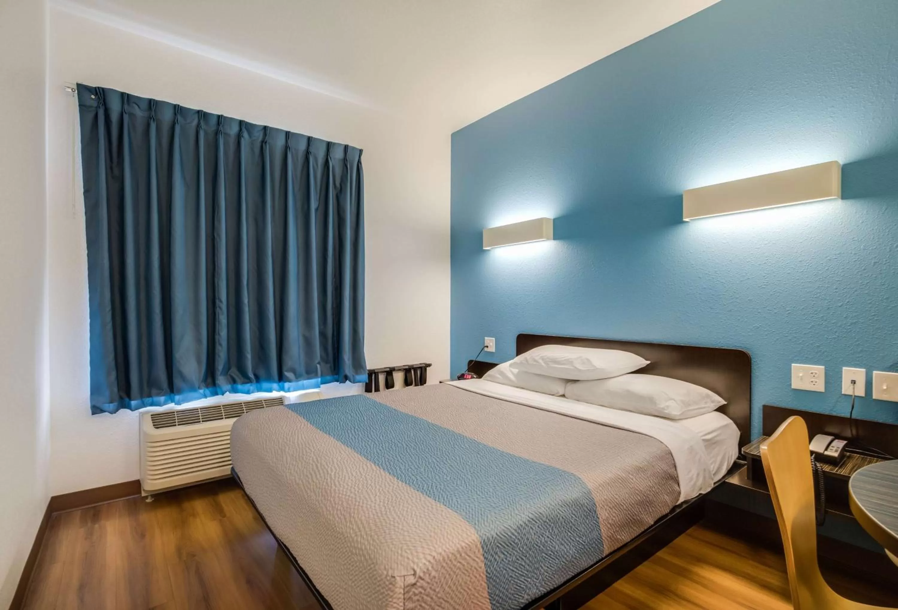 Photo of the whole room, Bed in Motel 6 Poplar Bluff, MO